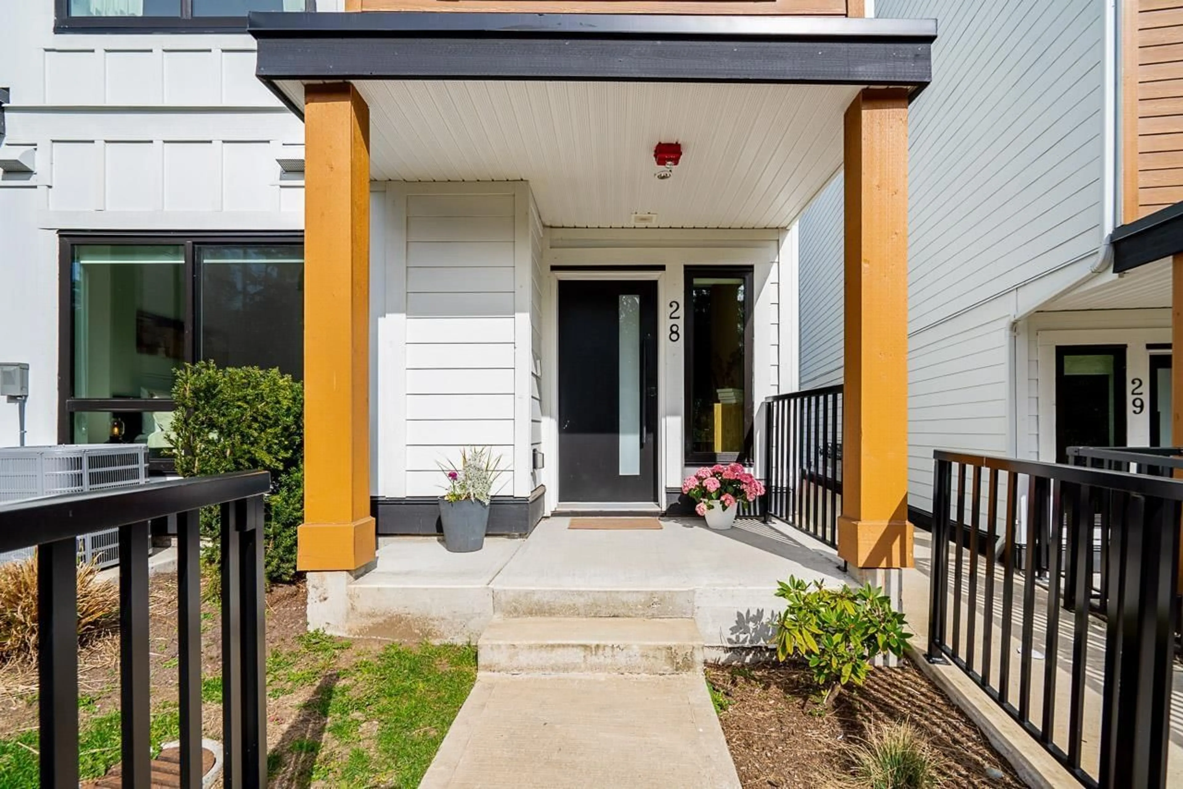 Indoor entryway for 28 - 17538 100 AVENUE, Surrey British Columbia V4N6X3