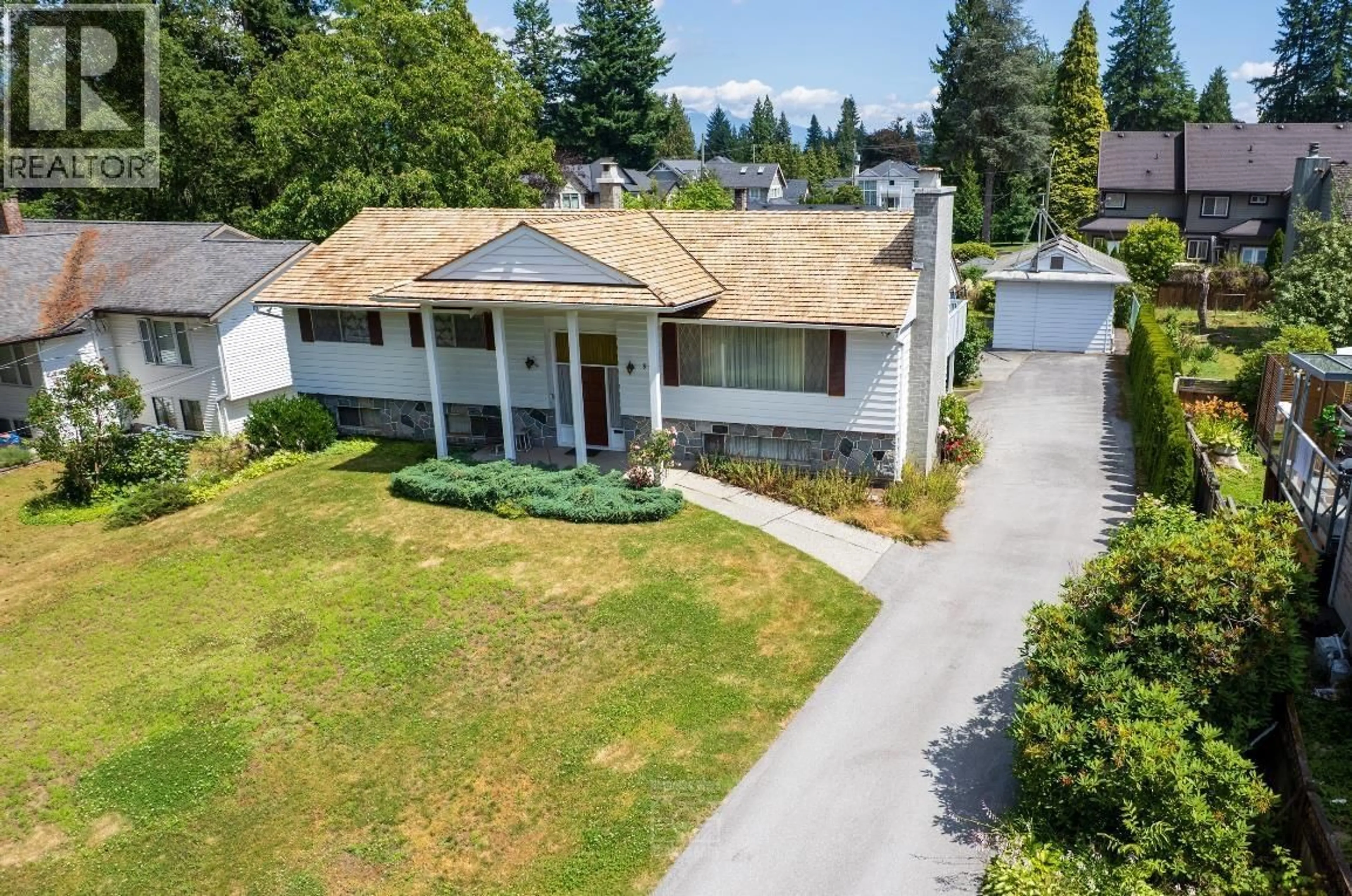 A pic from outside/outdoor area/front of a property/back of a property/a pic from drone, street for 945 LILLIAN STREET, Coquitlam British Columbia V3J5C6