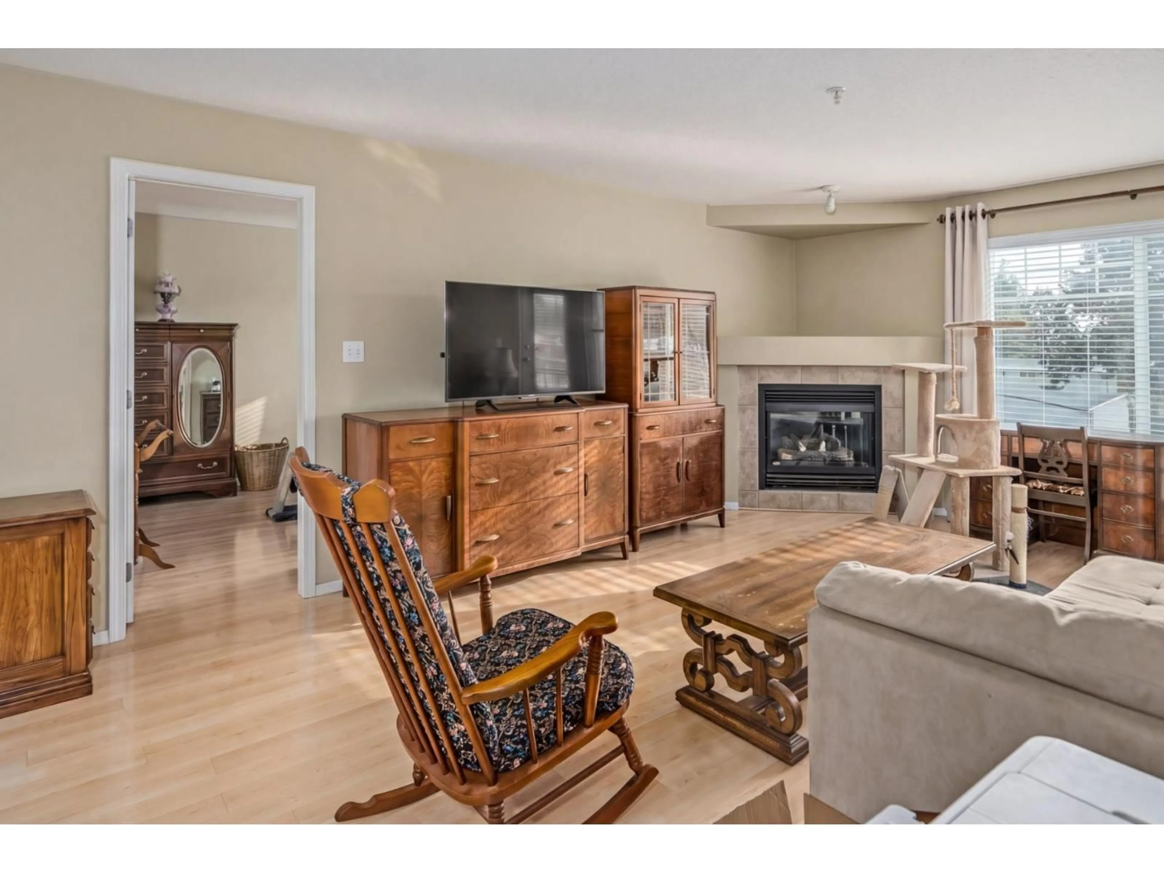 Living room with furniture, unknown for 301 - 2350 WESTERLY STREET, Abbotsford British Columbia V2T6T7