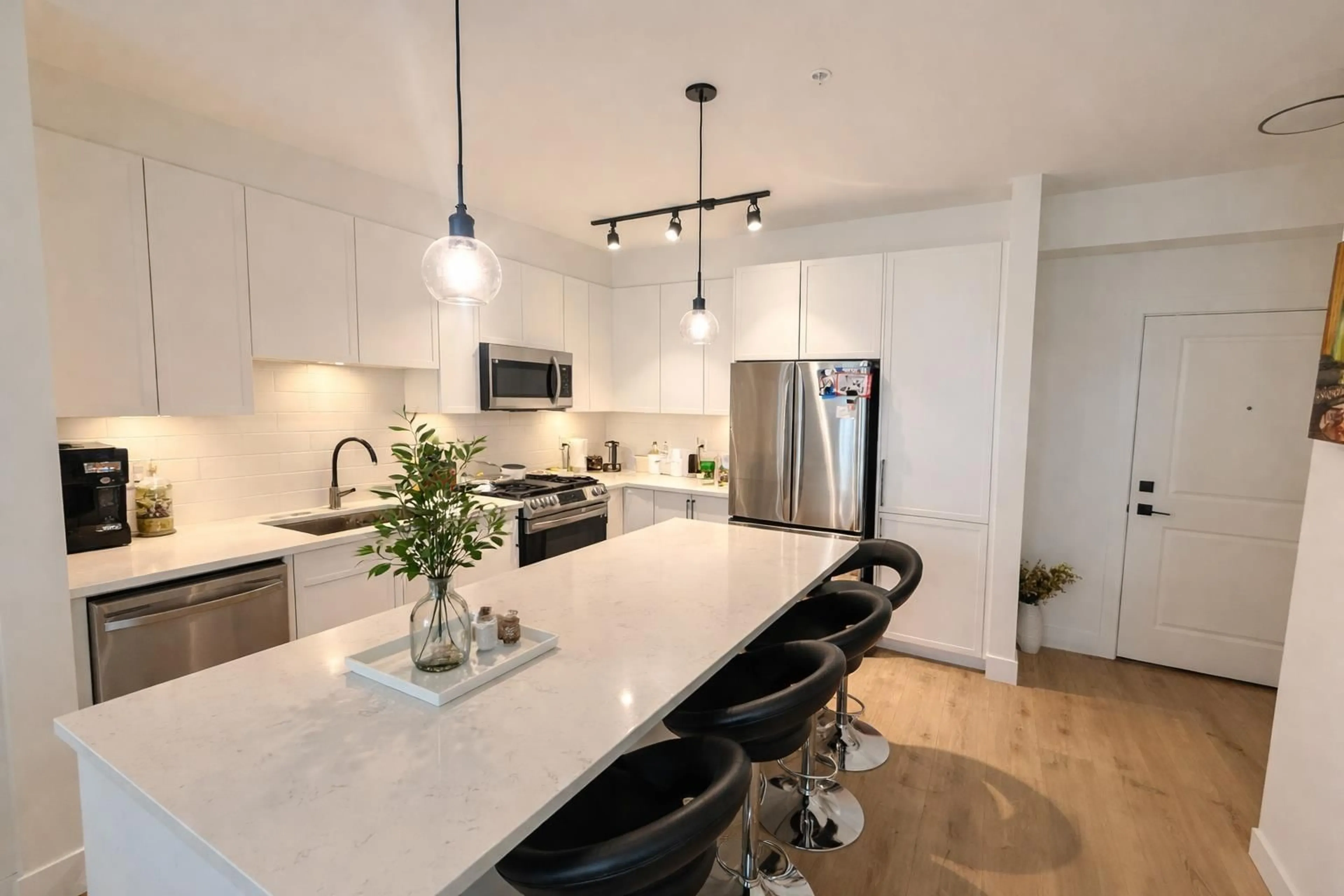 Open concept kitchen, ceramic/tile floor for 302 - 19935 75A AVENUE, Langley British Columbia V2Y4L6