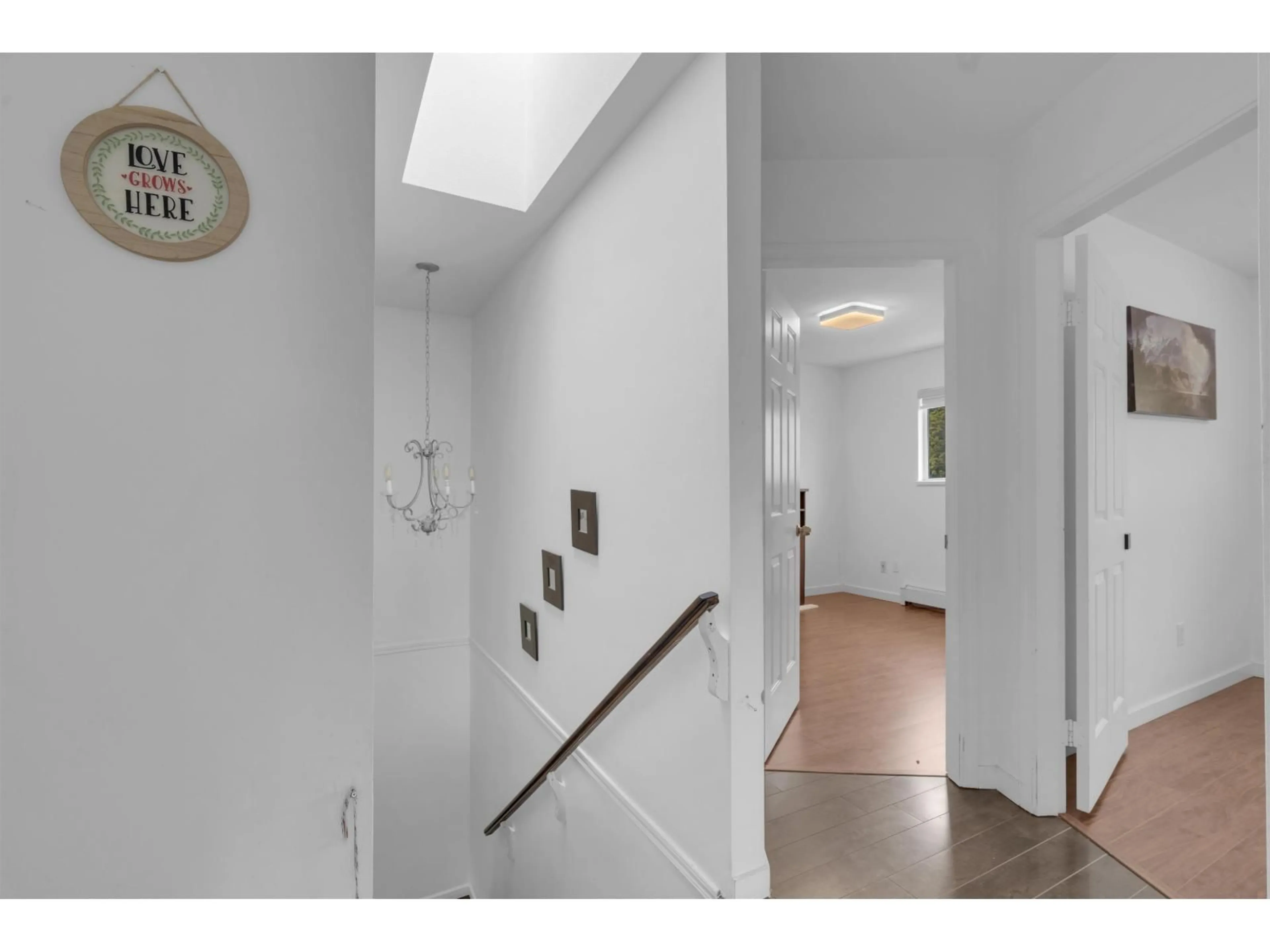 Indoor foyer for 14812 87A AVENUE, Surrey British Columbia V3S7R3