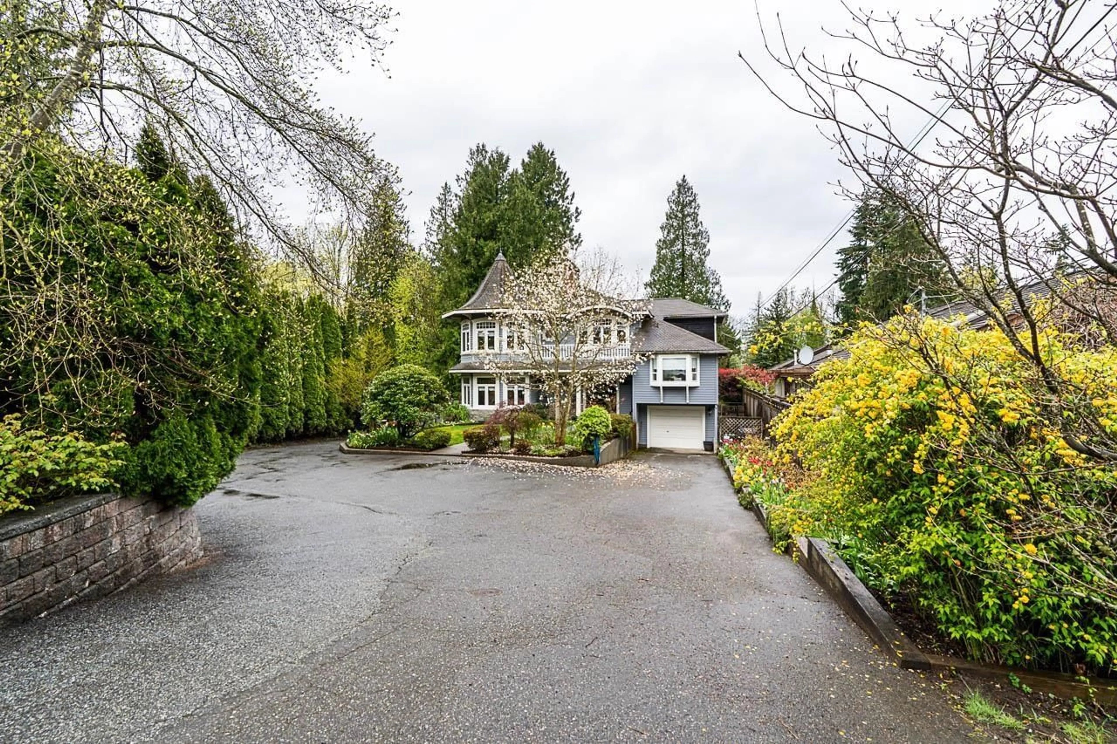 A pic from outside/outdoor area/front of a property/back of a property/a pic from drone, street for 10503 127 STREET, Surrey British Columbia V3V5K3