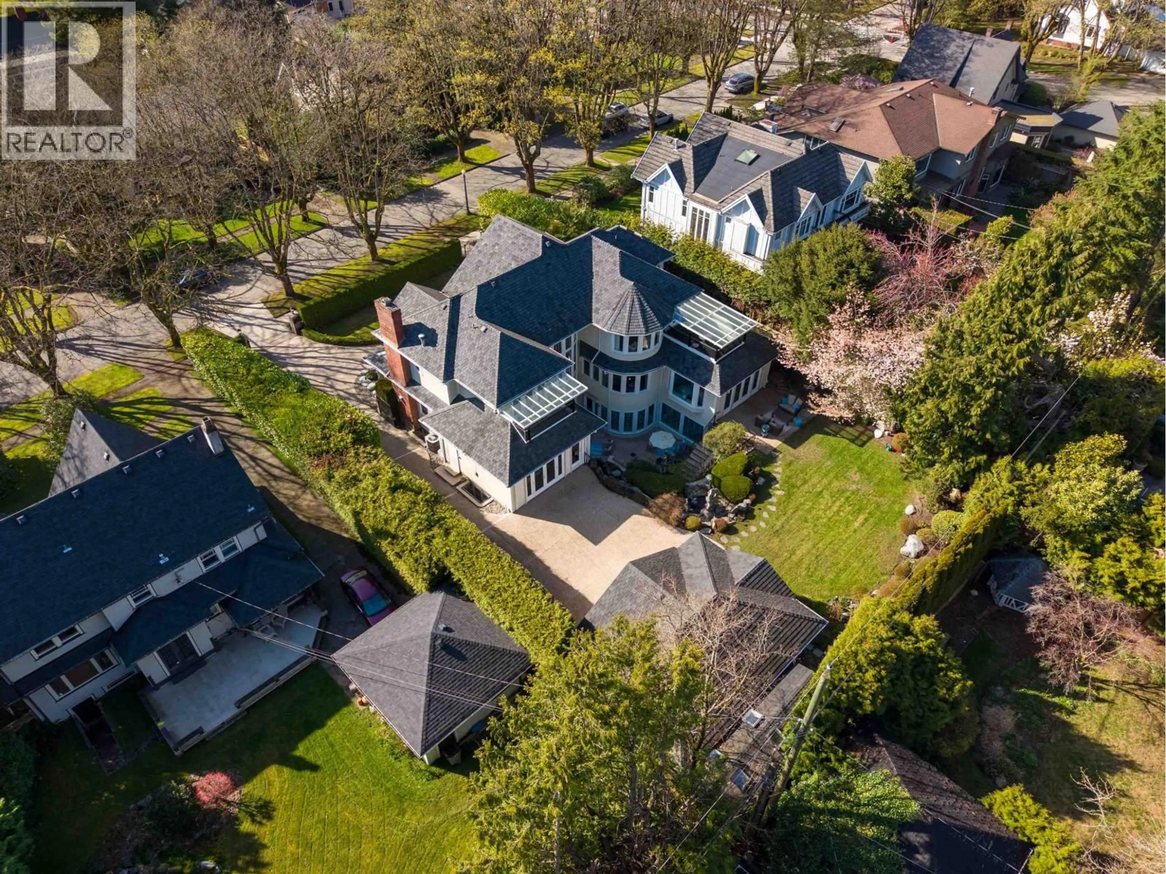 A pic from outside/outdoor area/front of a property/back of a property/a pic from drone, street for 6388 WILTSHIRE STREET, Vancouver British Columbia V6M3M4