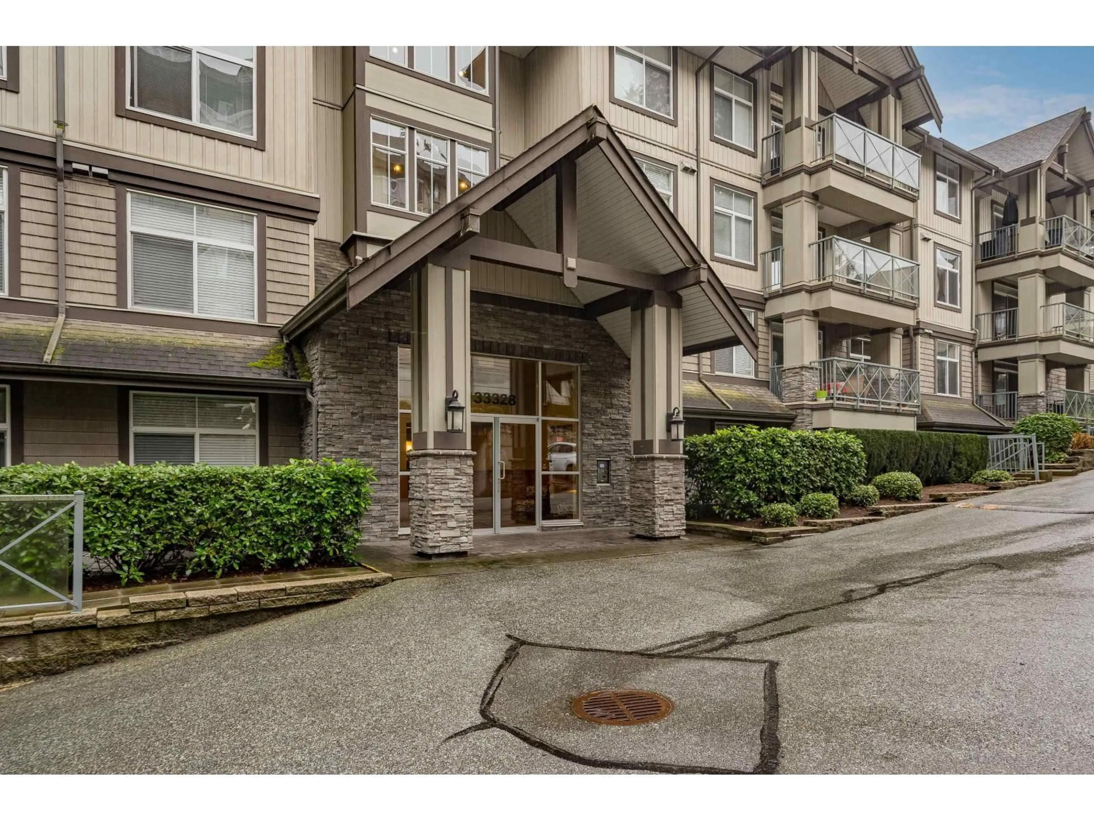 Indoor foyer for 204 - 33328 BOURQUIN CRESCENT EAST, Abbotsford British Columbia V2S1Y1