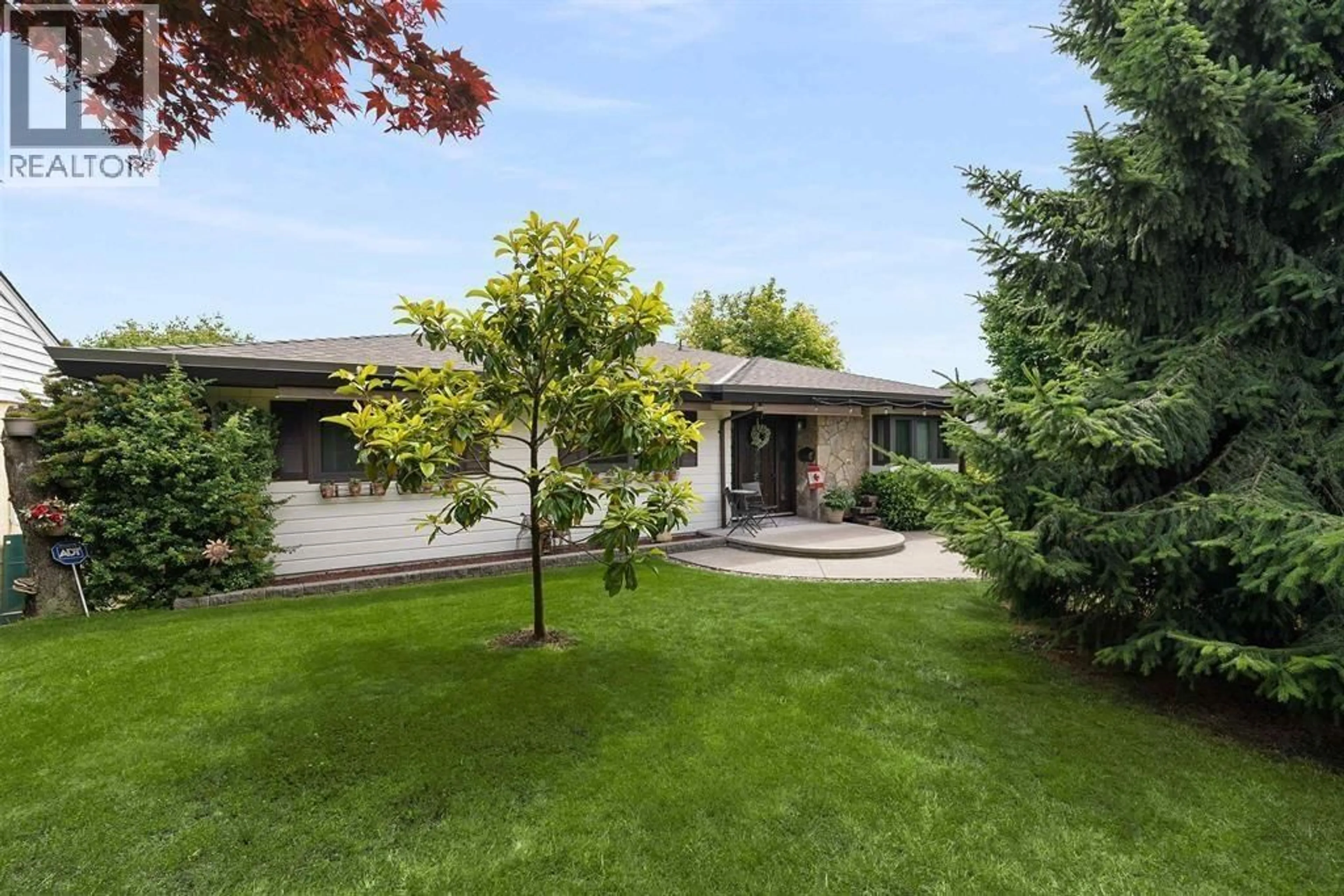 A pic from outside/outdoor area/front of a property/back of a property/a pic from drone, street for 140 EIGHTH AVENUE, New Westminster British Columbia V3L4J7