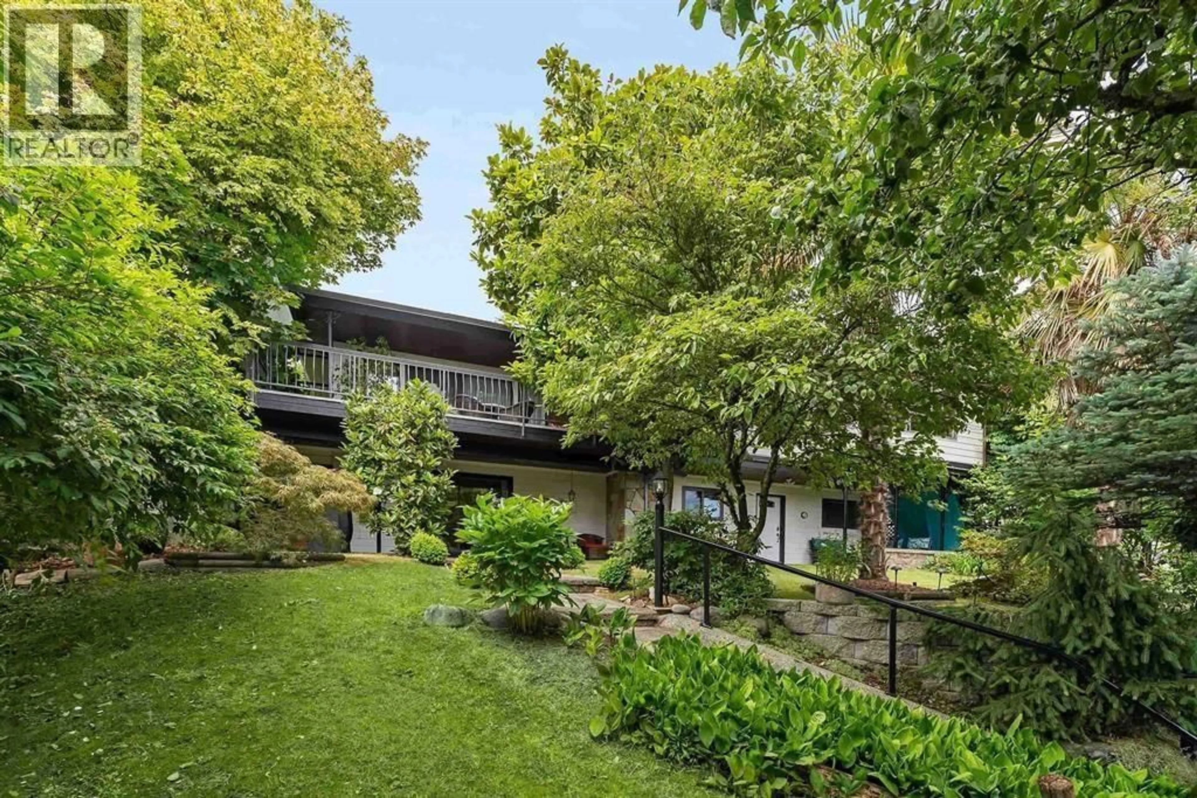 A pic from outside/outdoor area/front of a property/back of a property/a pic from drone, street for 140 EIGHTH AVENUE, New Westminster British Columbia V3L4J7