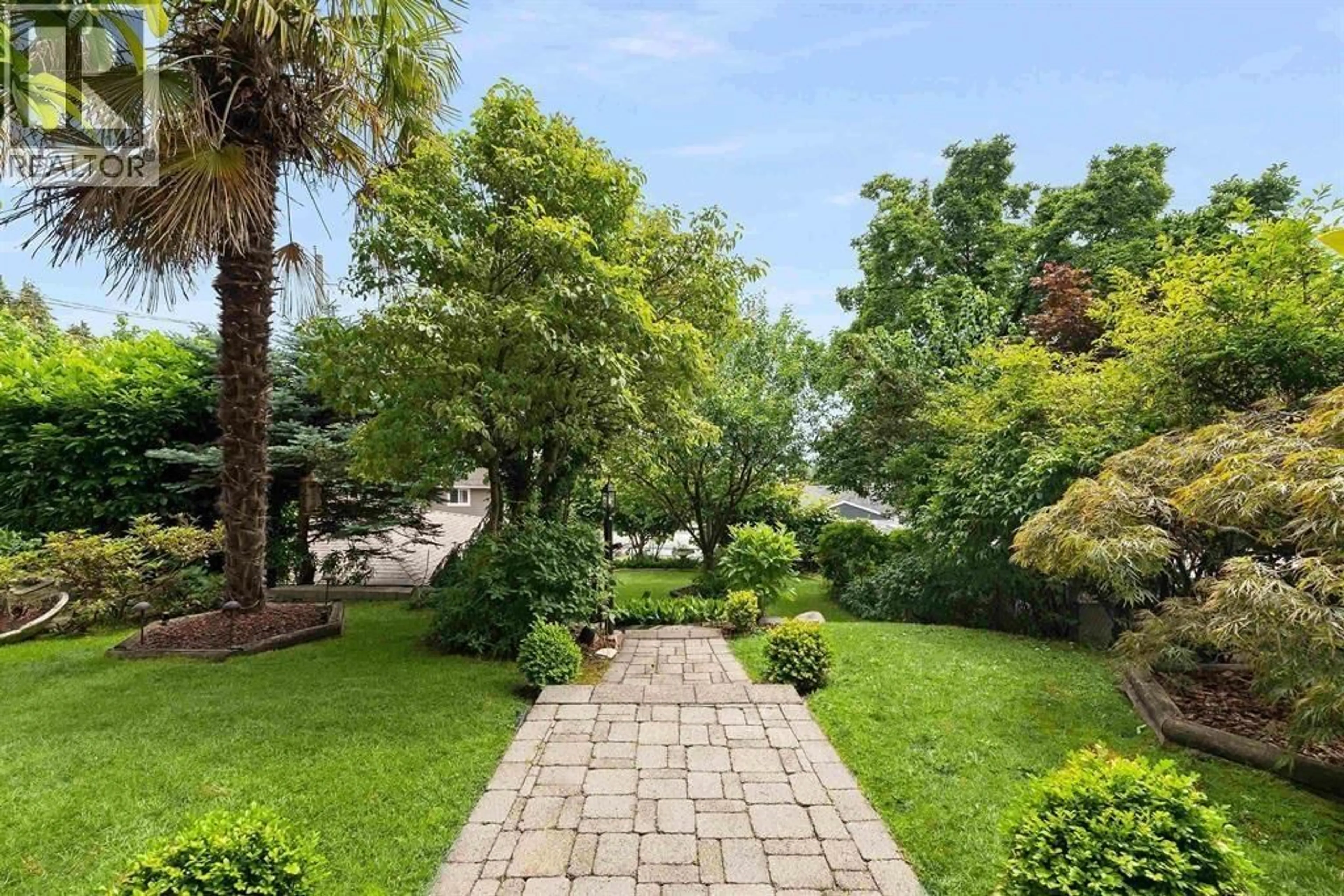 Patio, water/lake/river/ocean view for 140 EIGHTH AVENUE, New Westminster British Columbia V3L4J7