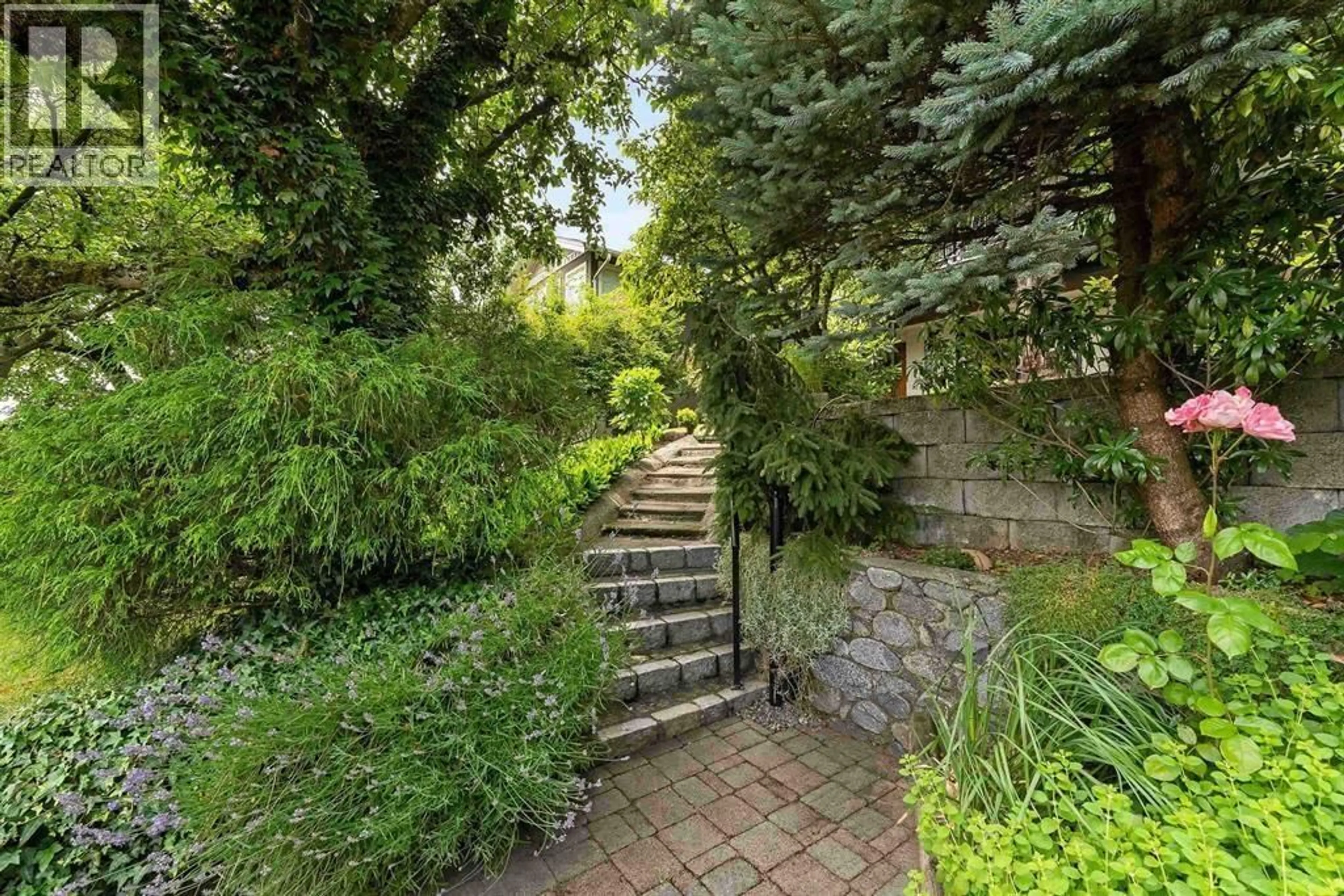 Stairs for 140 EIGHTH AVENUE, New Westminster British Columbia V3L4J7