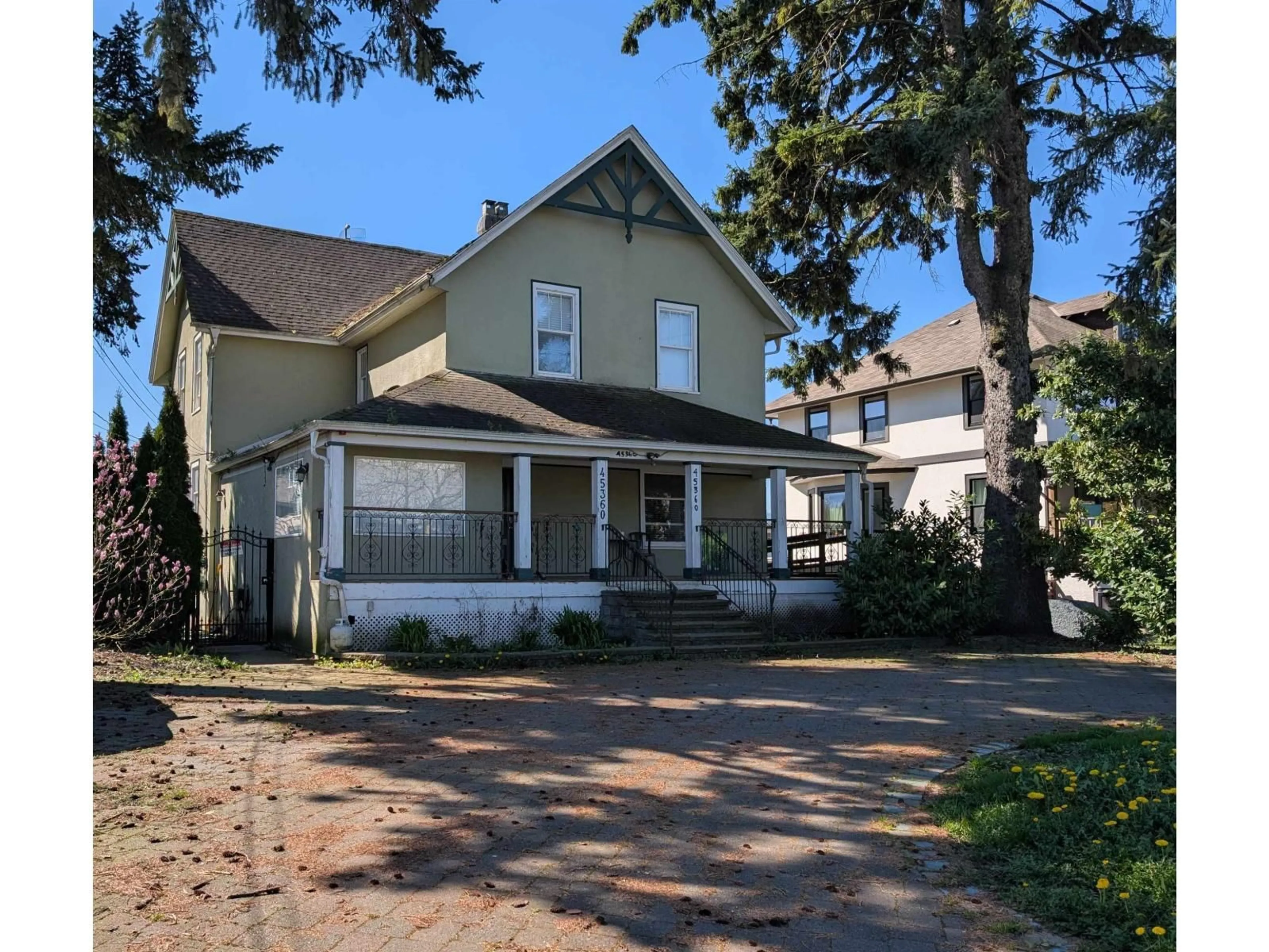 A pic from outside/outdoor area/front of a property/back of a property/a pic from drone, street for 45360 HODGINS AVENUE, Chilliwack British Columbia V2P1P5