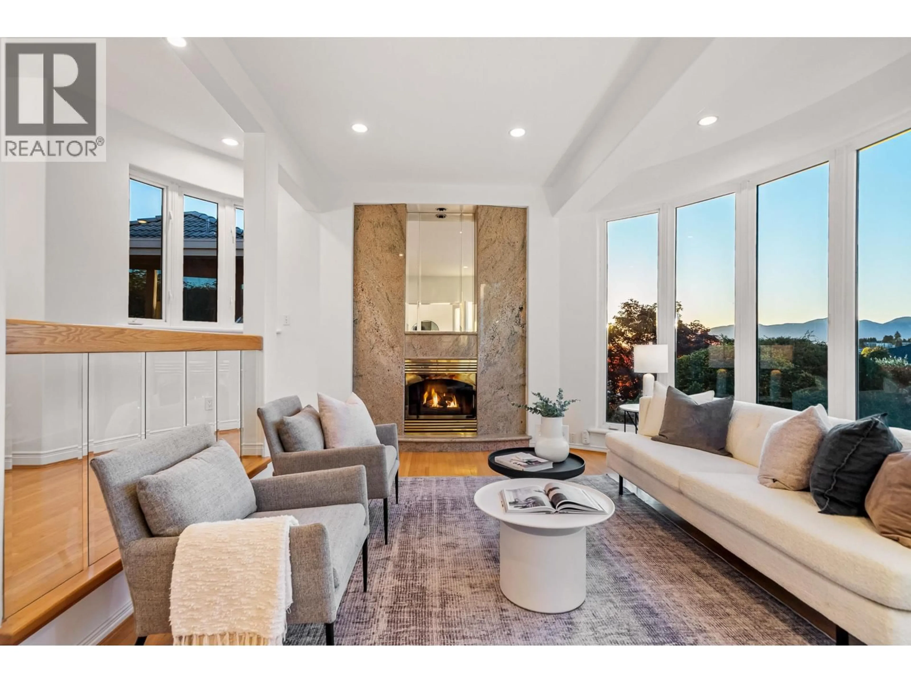 Living room with furniture, unknown for 5770 CHARLES STREET, Burnaby British Columbia V5B2G4