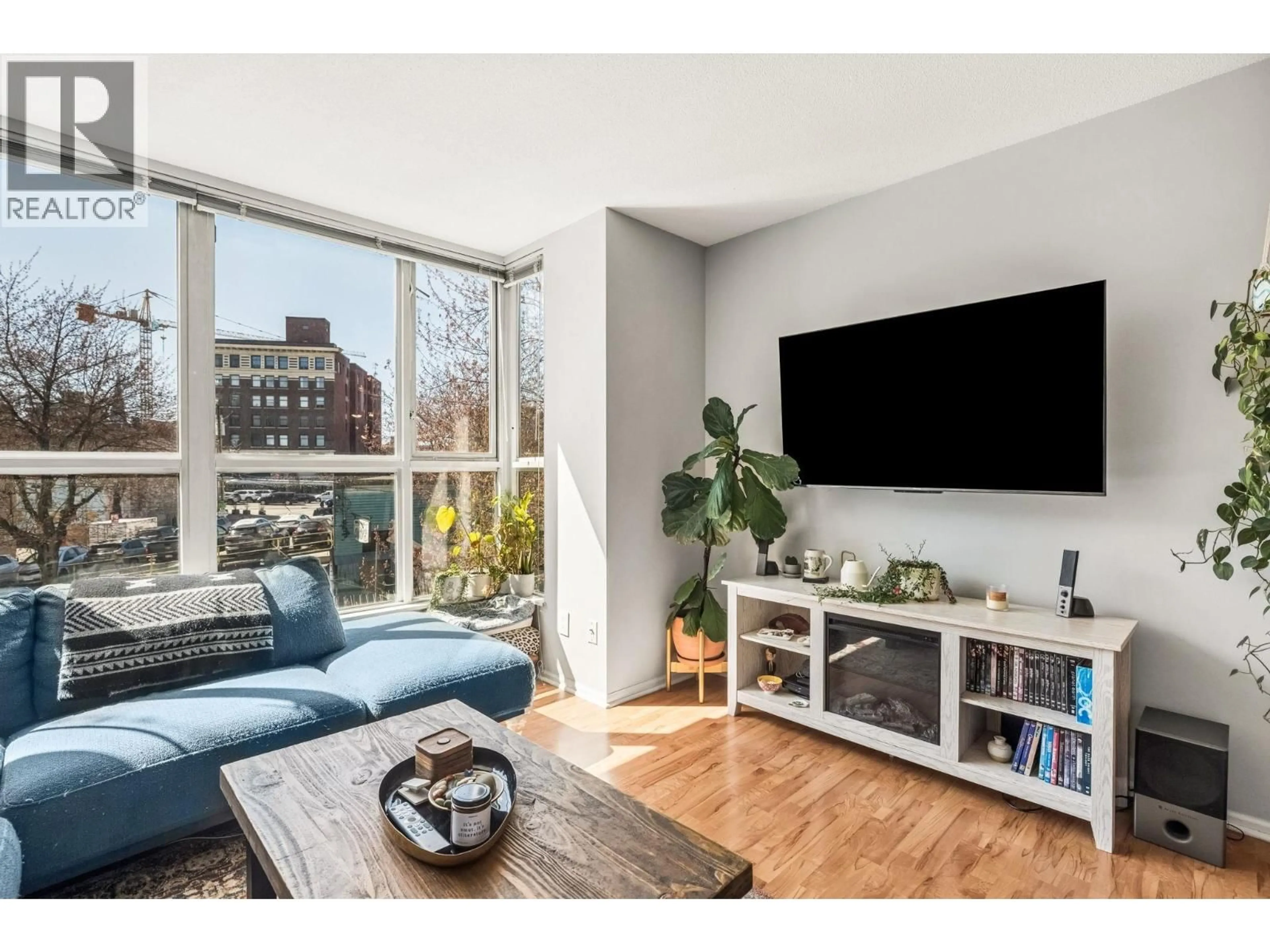 Living room with furniture, wood/laminate floor for 219 - 288 8TH AVENUE, Vancouver British Columbia V5T4S8