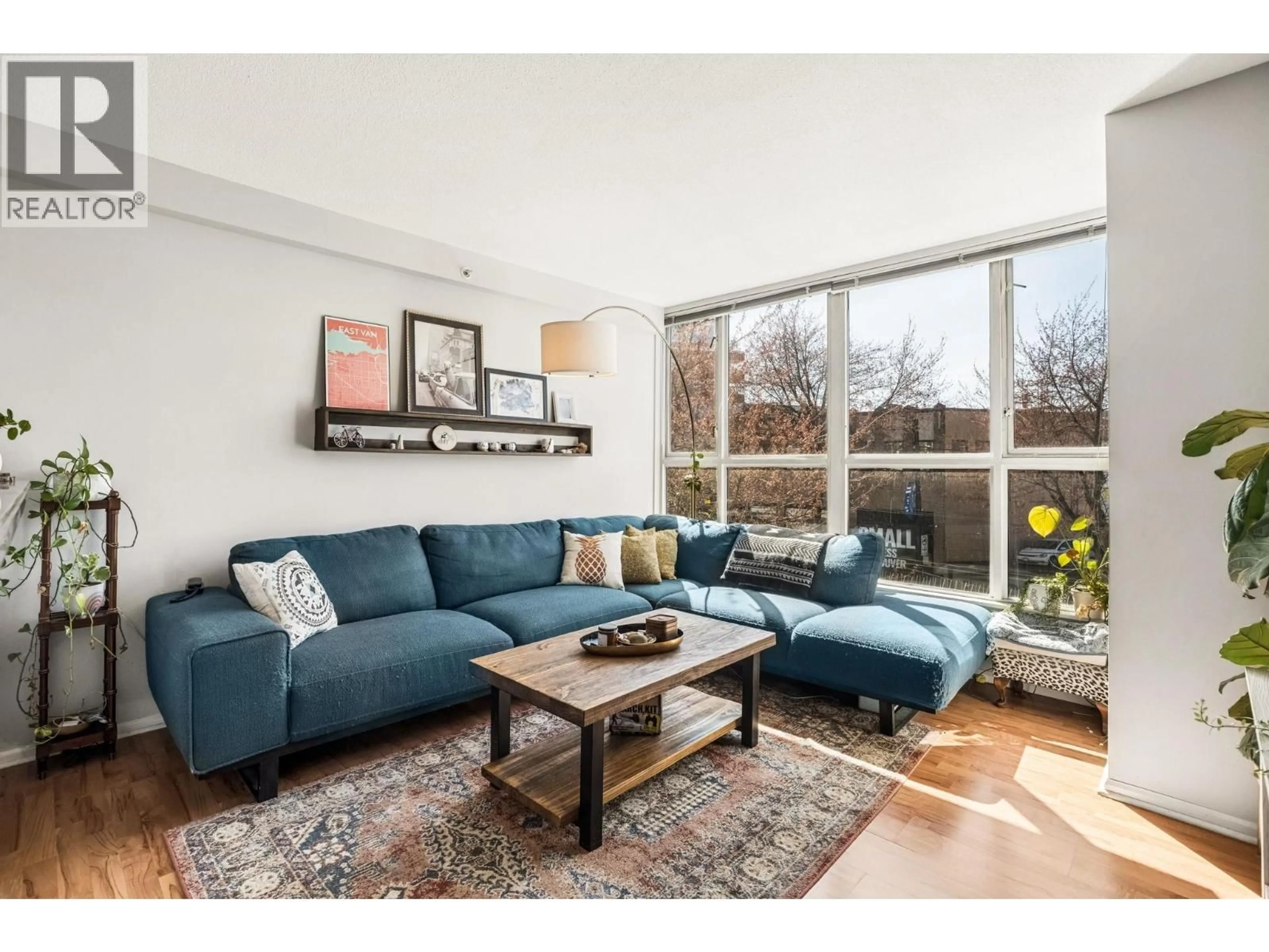 Living room with furniture, wood/laminate floor for 219 - 288 8TH AVENUE, Vancouver British Columbia V5T4S8