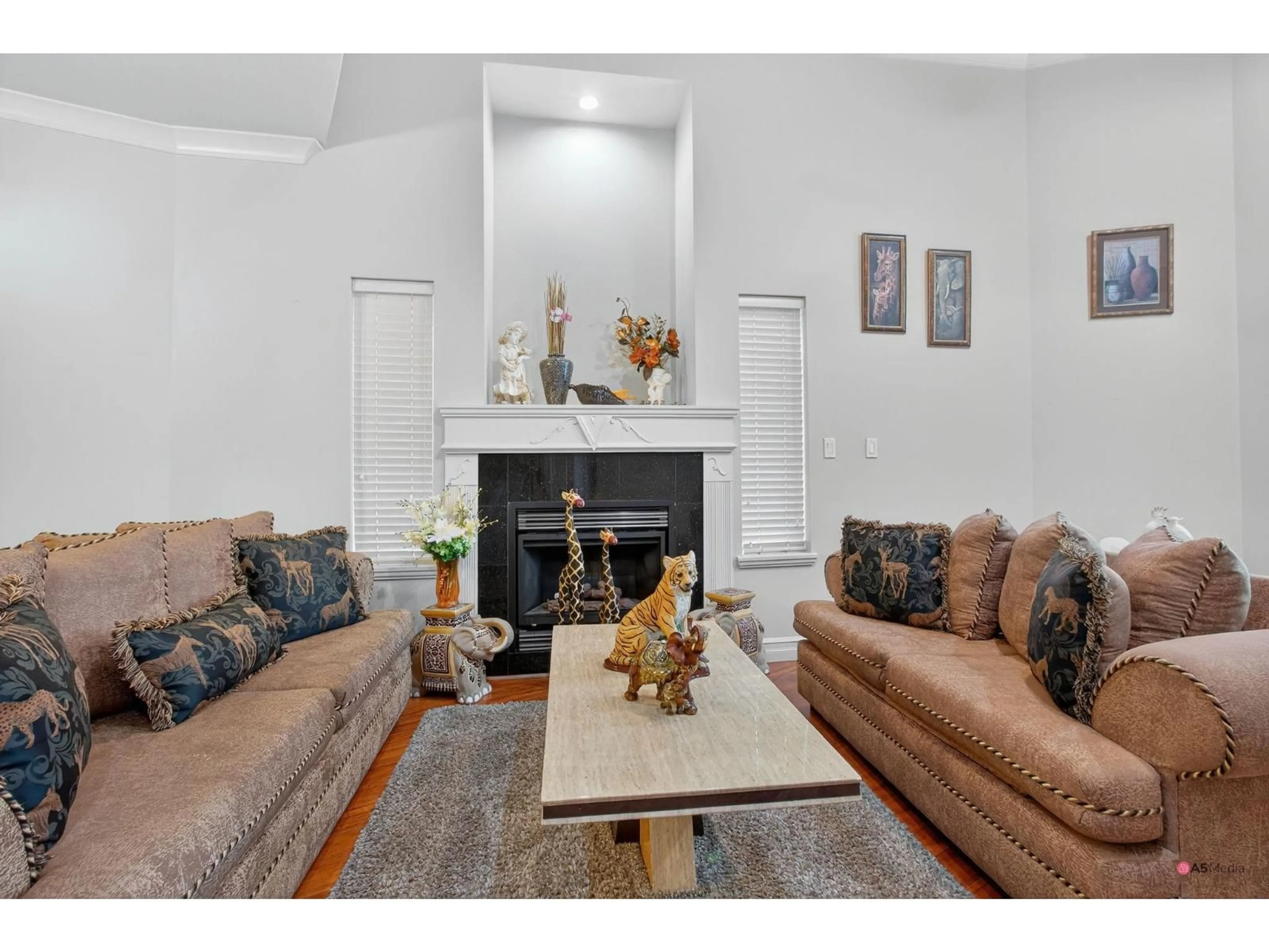 Living room with furniture, unknown for 6418 137A STREET, Surrey British Columbia V3W1S6