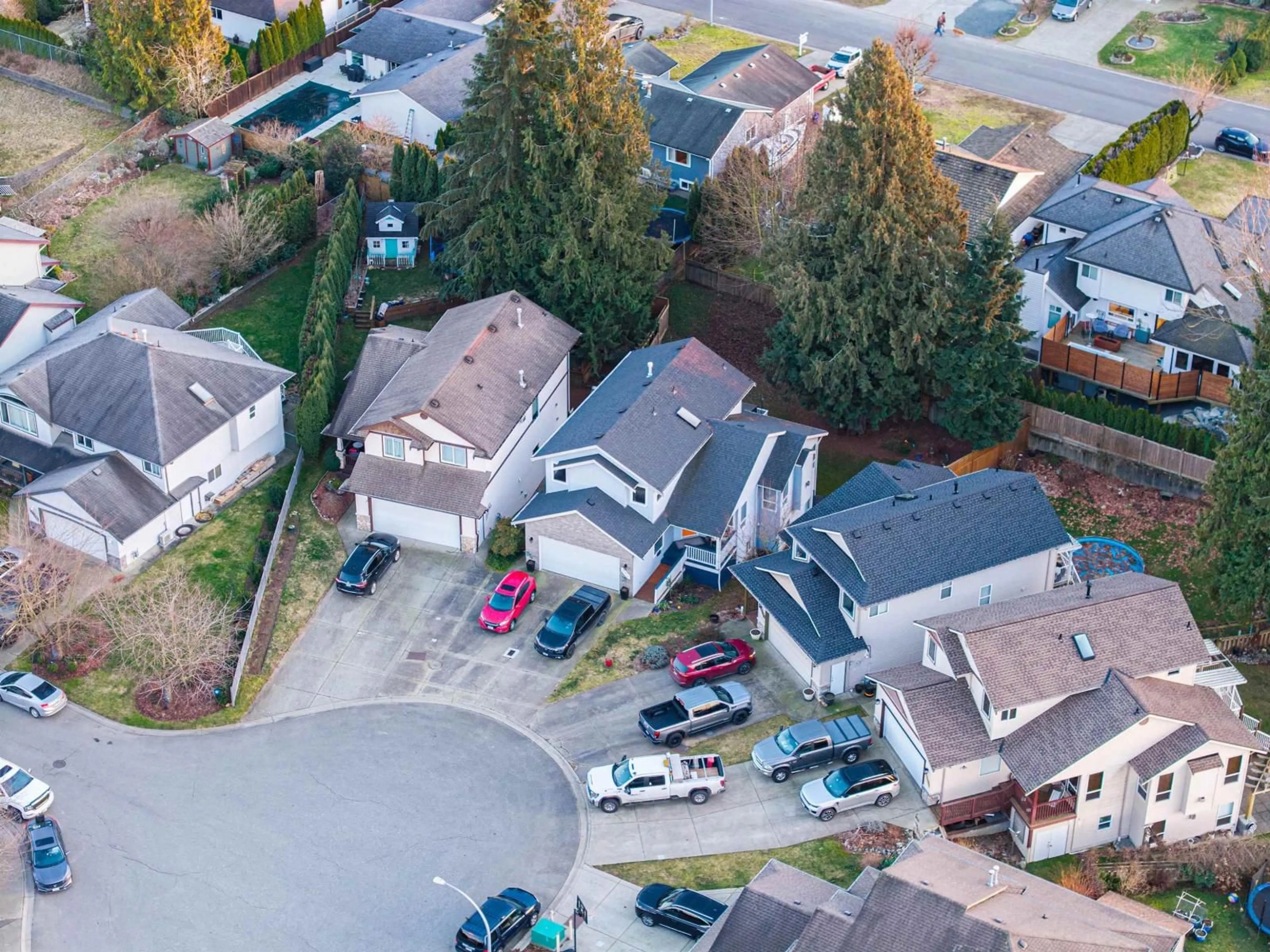 A pic from outside/outdoor area/front of a property/back of a property/a pic from drone, street for 32976 HAWTHORNE AVENUE, Mission British Columbia V2V7C3