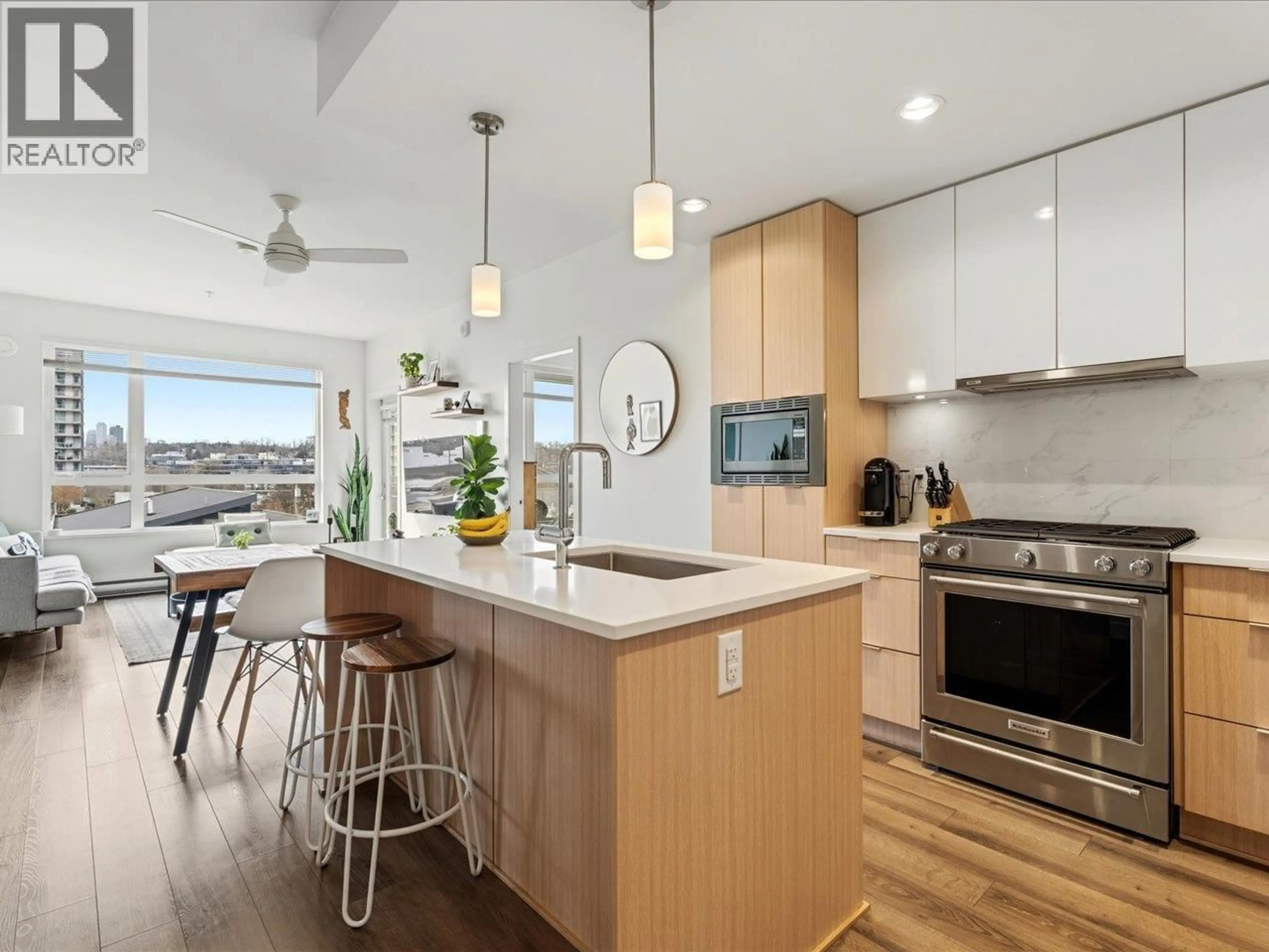 Open concept kitchen, wood/laminate floor for 307 - 2188 MADISON AVENUE, Burnaby British Columbia V5C0J8