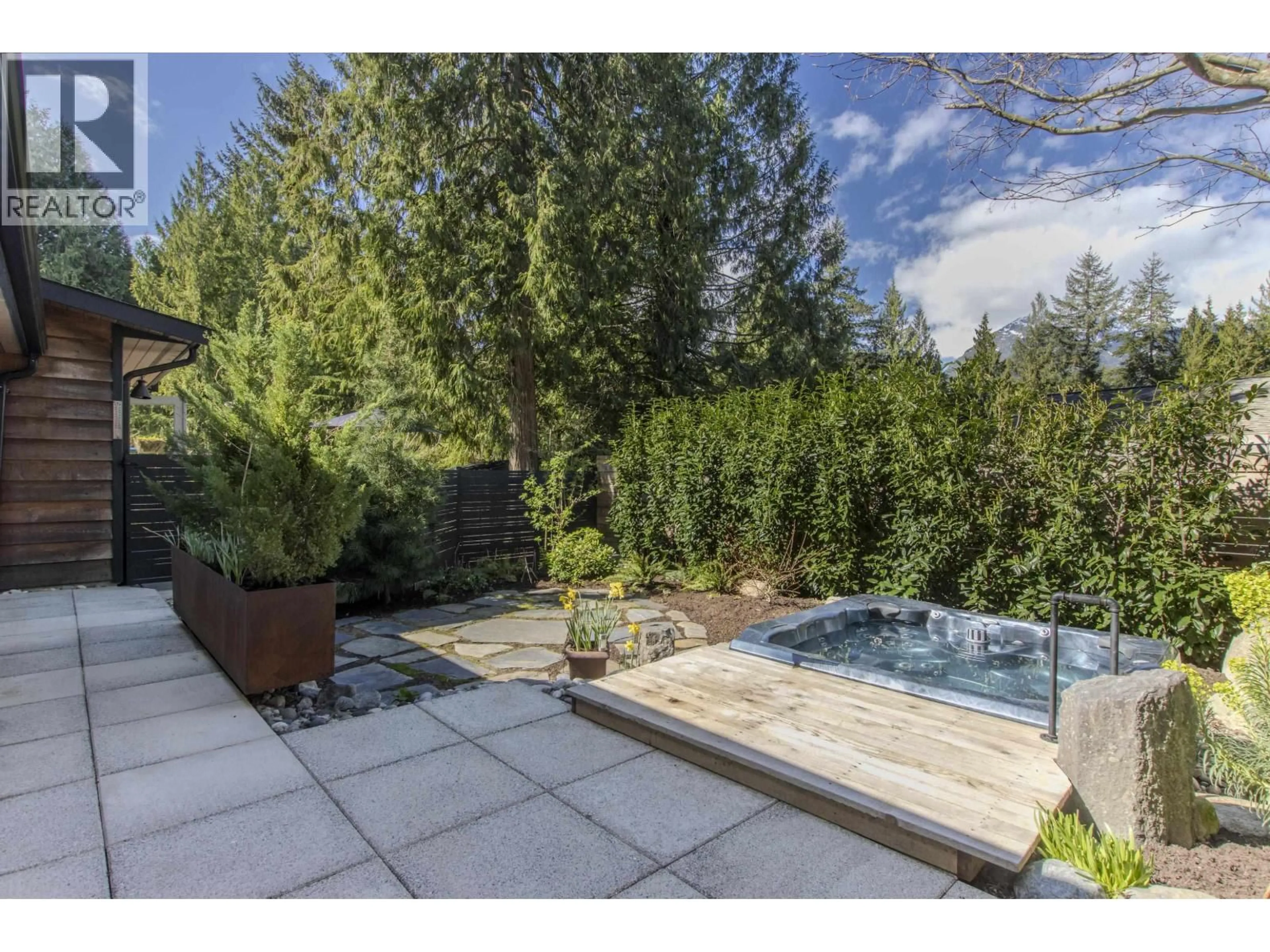 Patio, unknown for 40495 HIGHLANDS WAY, Squamish British Columbia V0N1T0