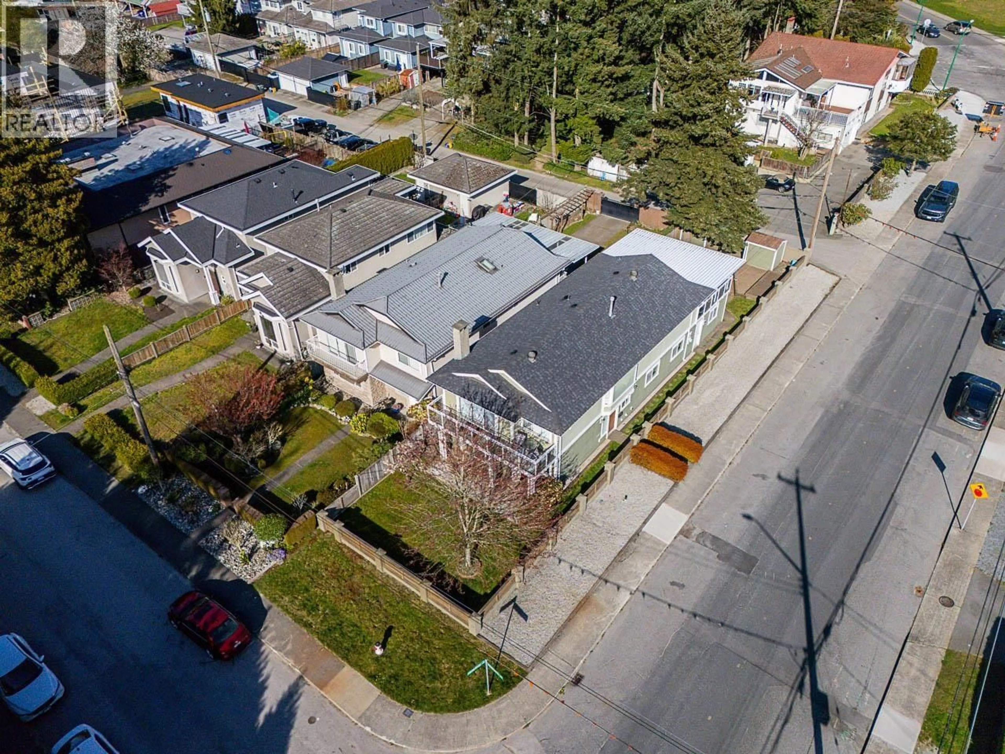 A pic from outside/outdoor area/front of a property/back of a property/a pic from drone, street for 6851 IMPERIAL STREET, Burnaby British Columbia V5E1N4