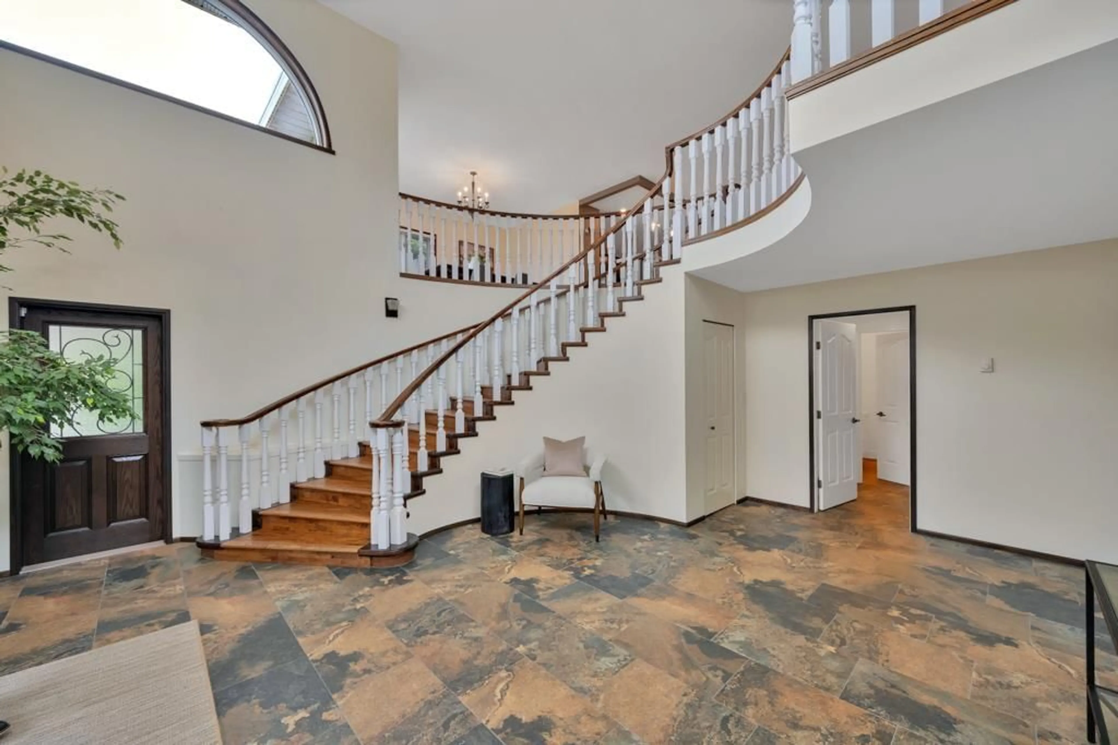 Indoor foyer for 15423 BUENA VISTA AVENUE, White Rock British Columbia V4B1Y9