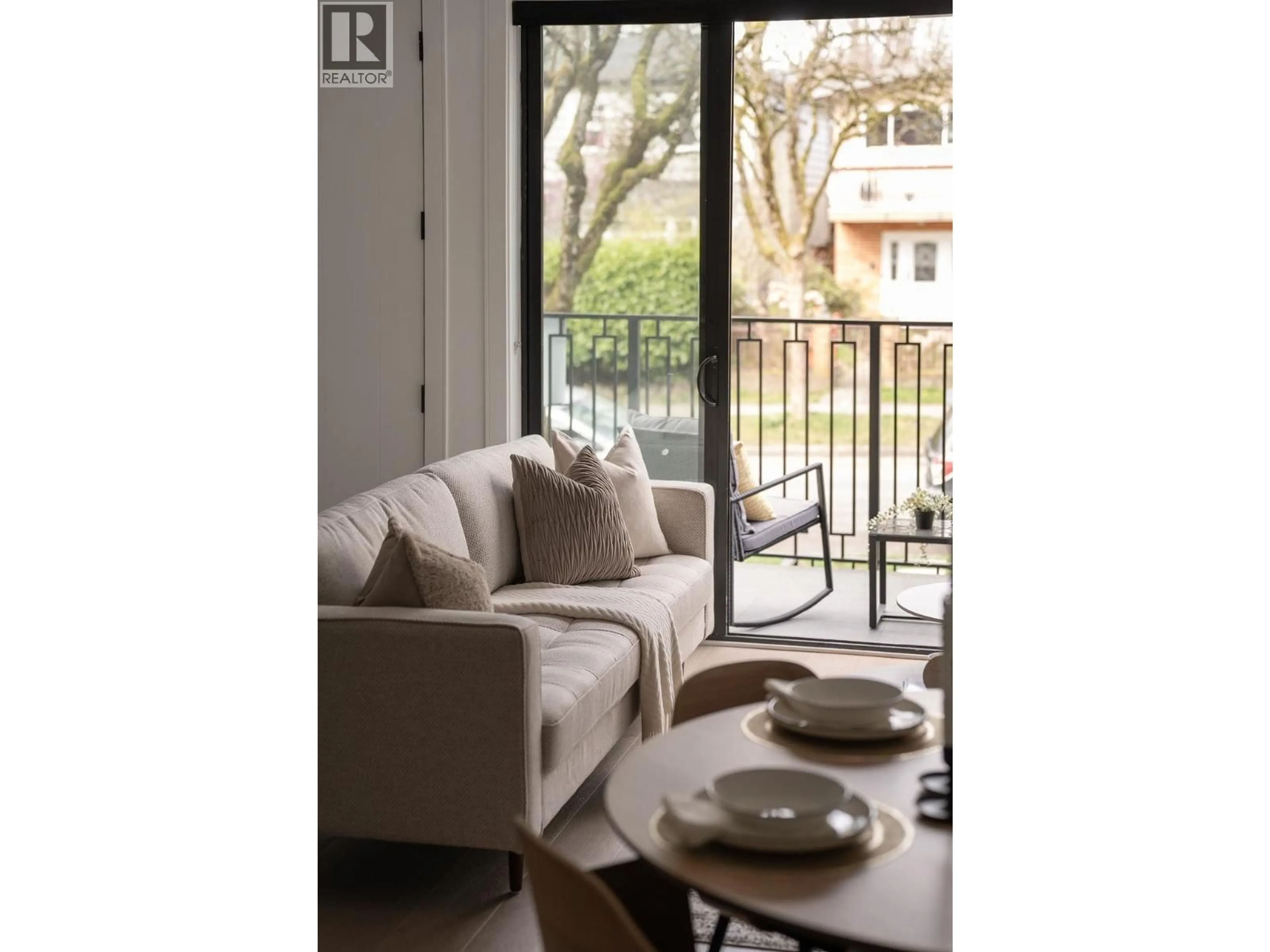 Living room with furniture, wood/laminate floor for 1 - 2282 8TH AVENUE, Vancouver British Columbia V5N1V5