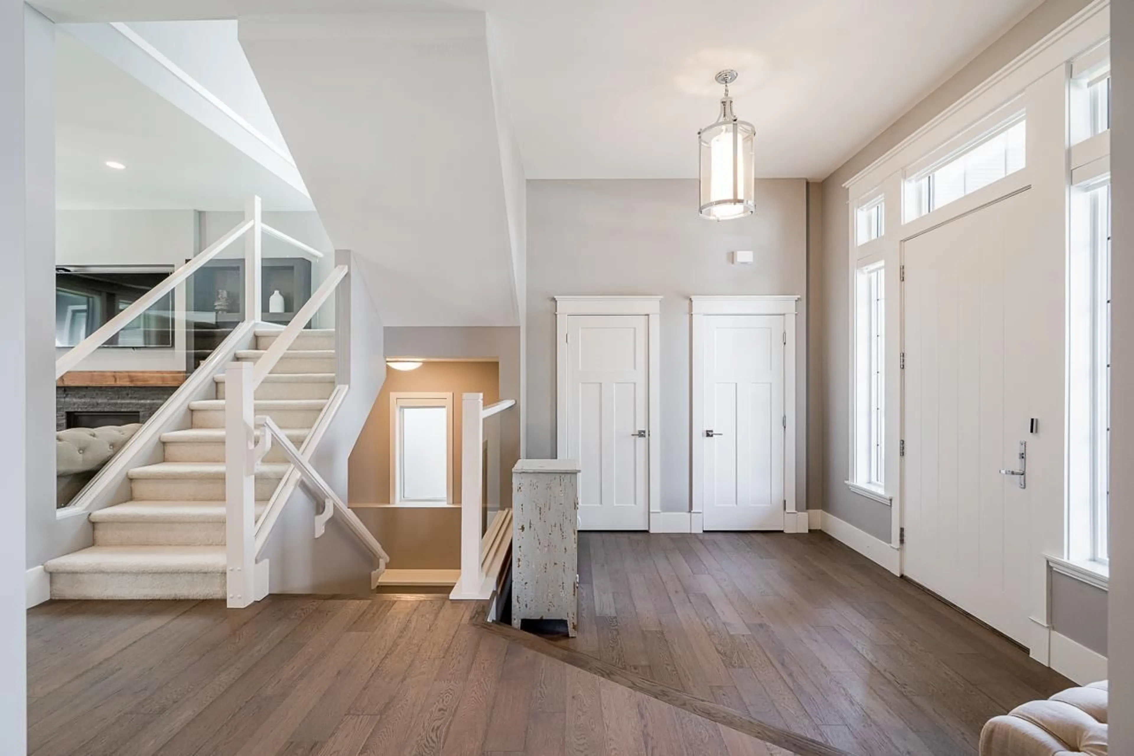 Indoor entryway for 15708 MOUNTAIN VIEW DRIVE, Surrey British Columbia V3Z0C6