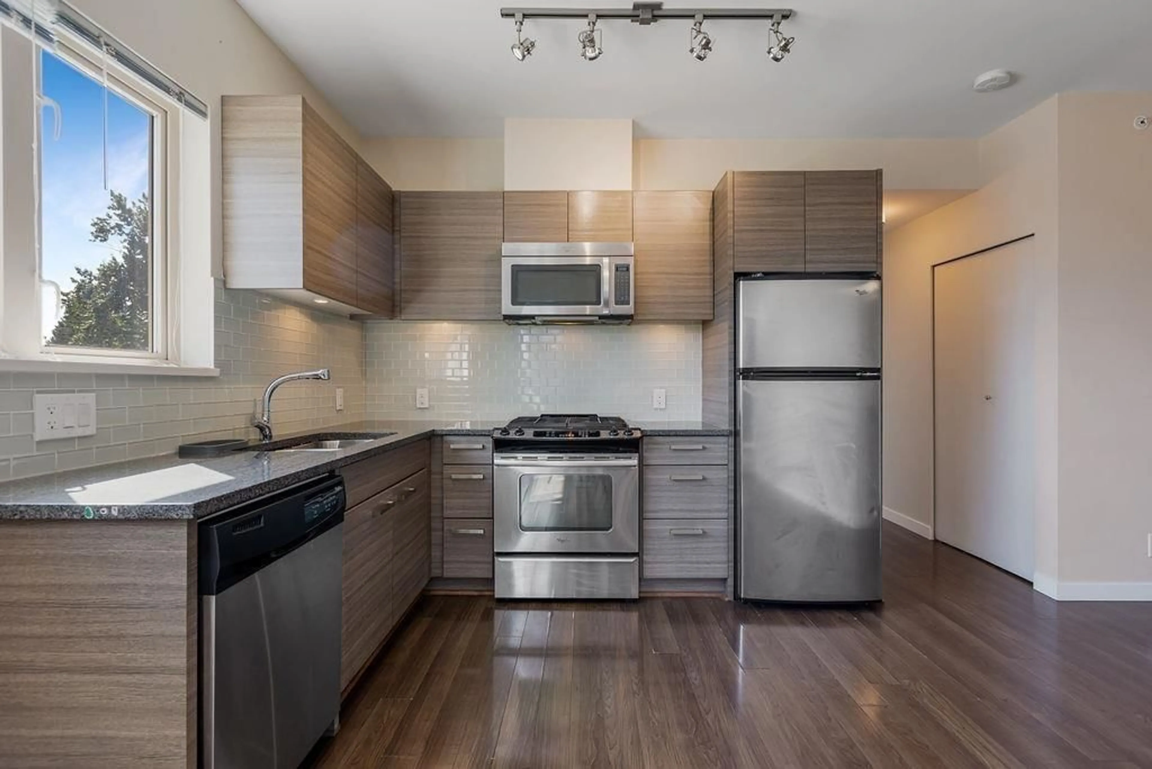 Standard kitchen, wood/laminate floor for 410 - 13228 OLD YALE ROAD, Surrey British Columbia V3T0K3