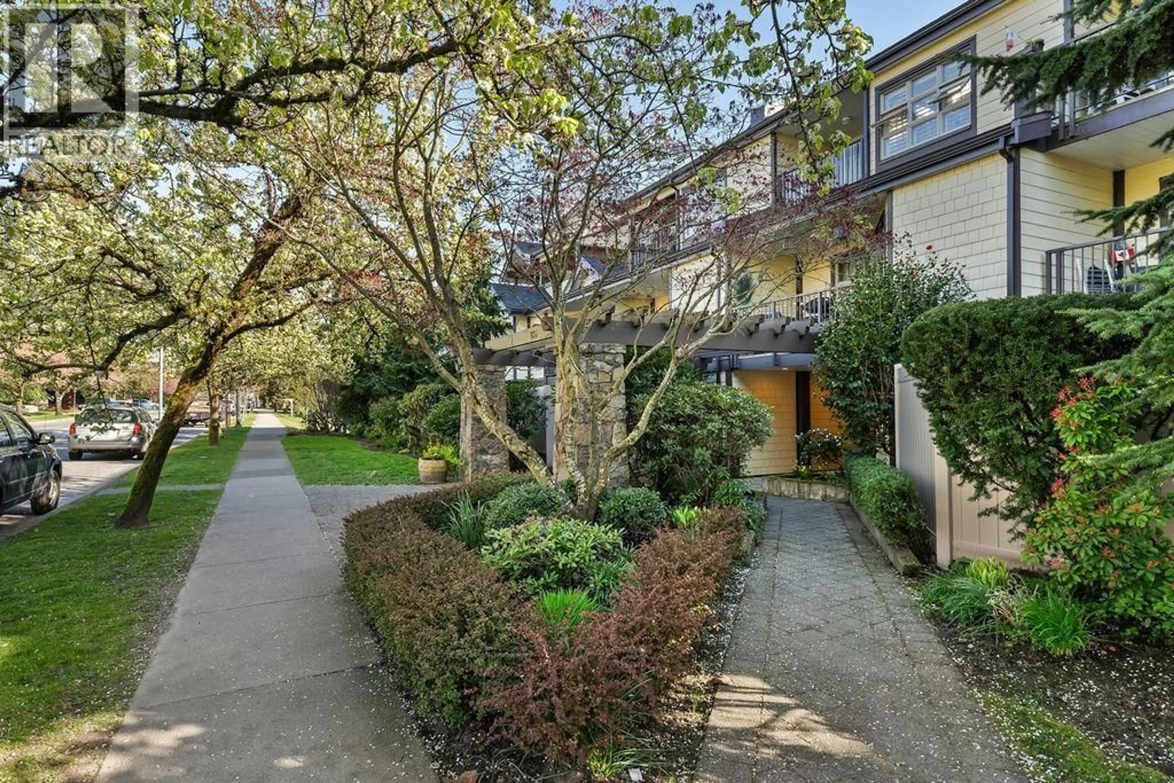 A pic from outside/outdoor area/front of a property/back of a property/a pic from drone, street for 207 - 235 4TH STREET, North Vancouver British Columbia V7M1H8
