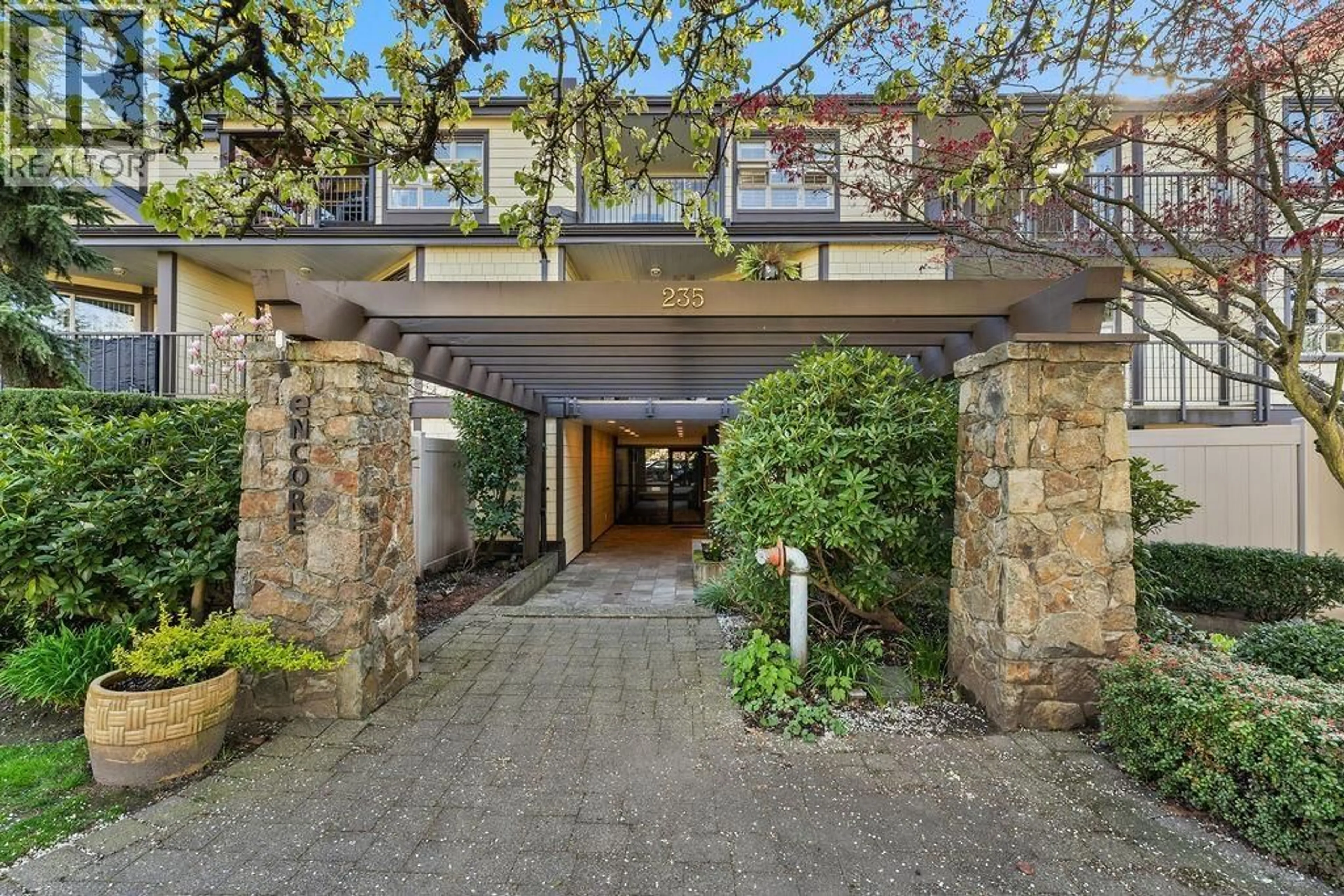 Indoor foyer for 207 - 235 4TH STREET, North Vancouver British Columbia V7M1H8