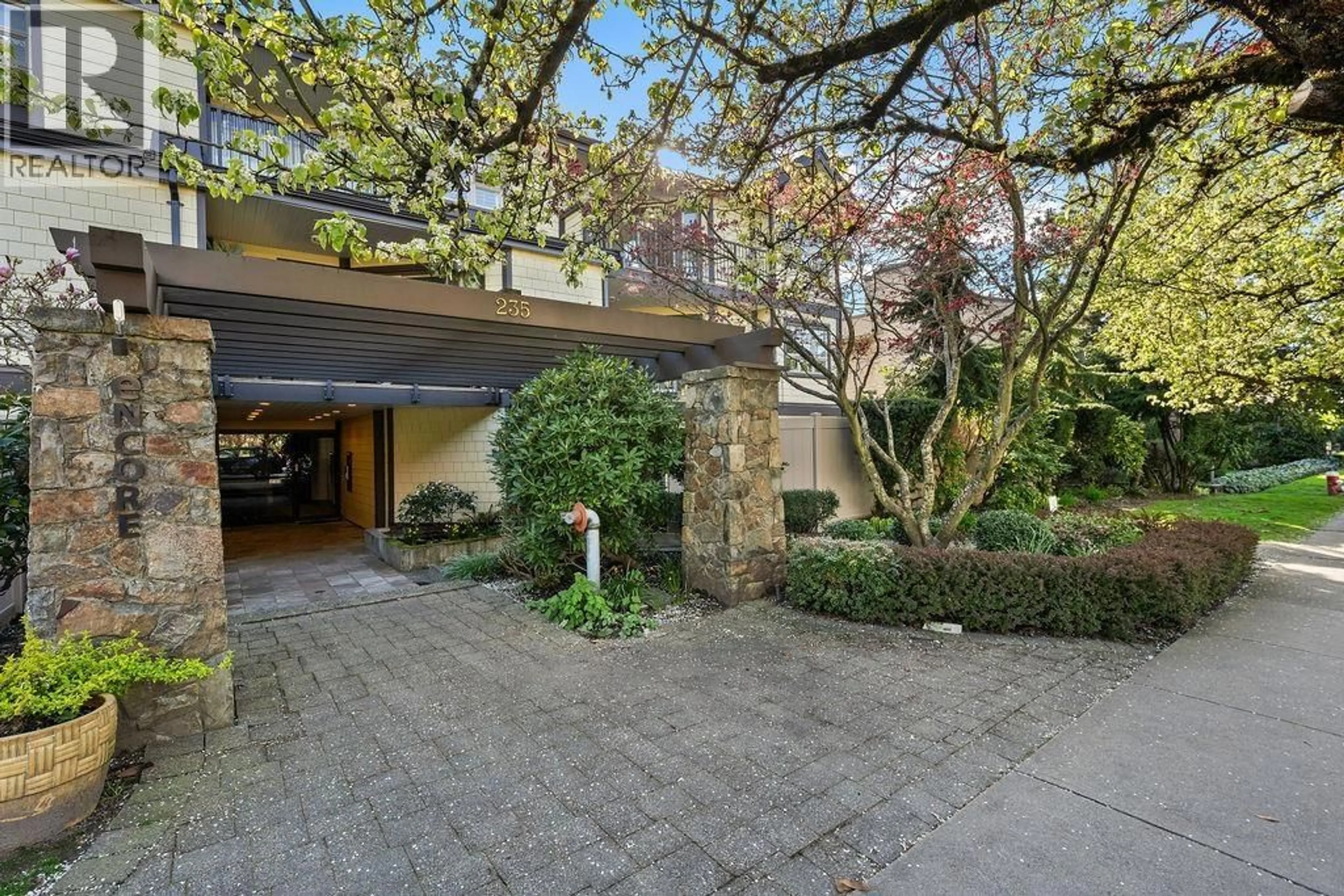 Patio, street for 207 - 235 4TH STREET, North Vancouver British Columbia V7M1H8