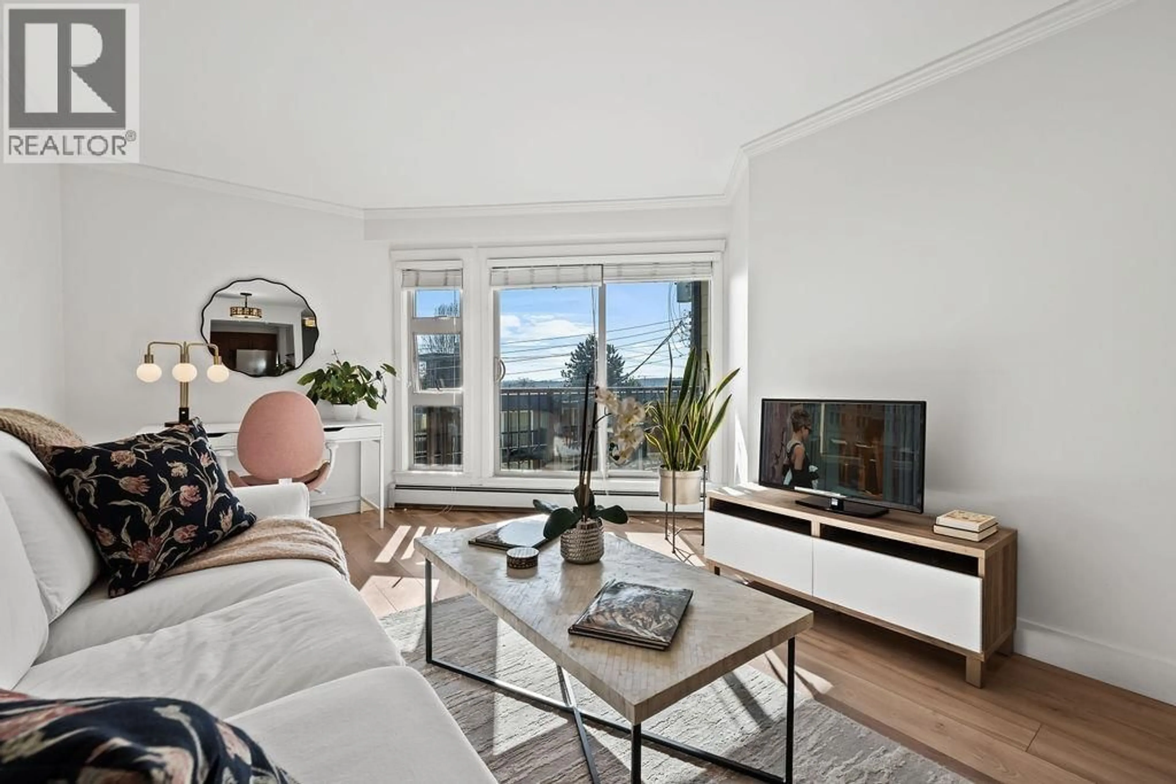 Living room with furniture, unknown for 207 - 235 4TH STREET, North Vancouver British Columbia V7M1H8