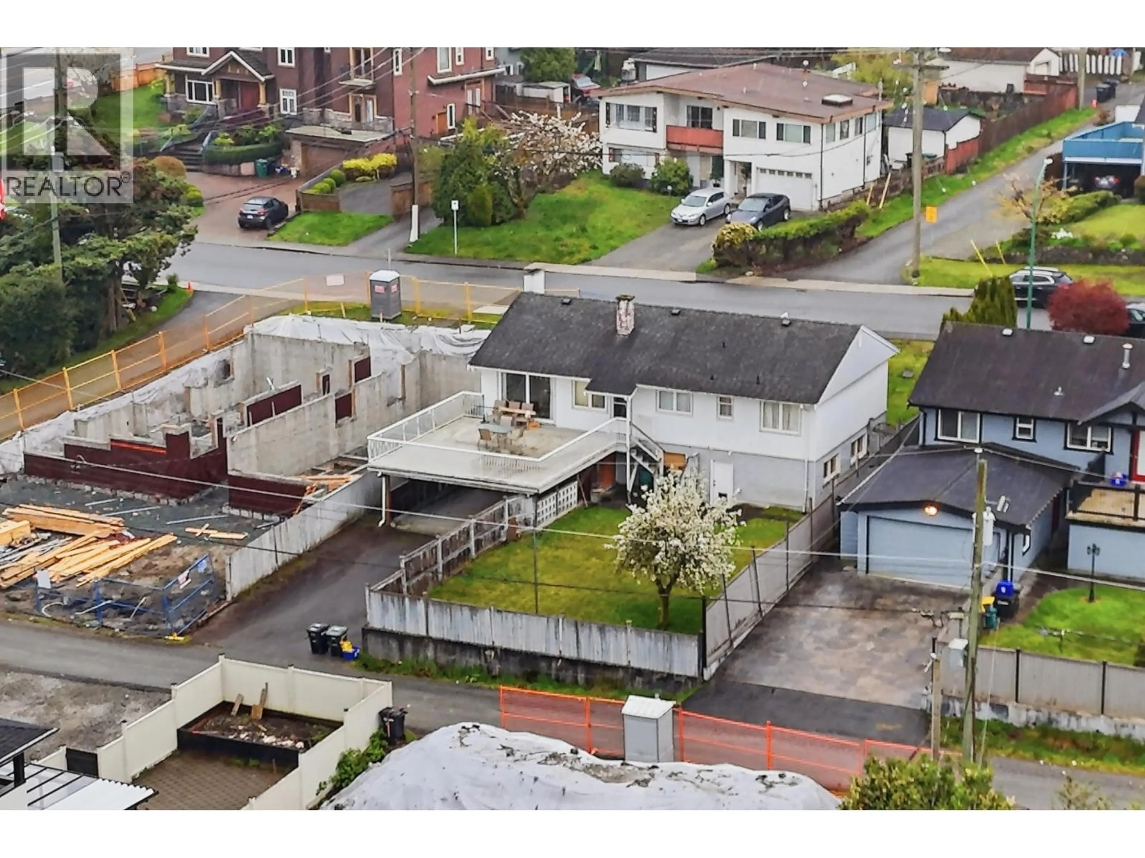 A pic from outside/outdoor area/front of a property/back of a property/a pic from drone, street for 4465 PRICE CRESCENT, Burnaby British Columbia V5G2N5