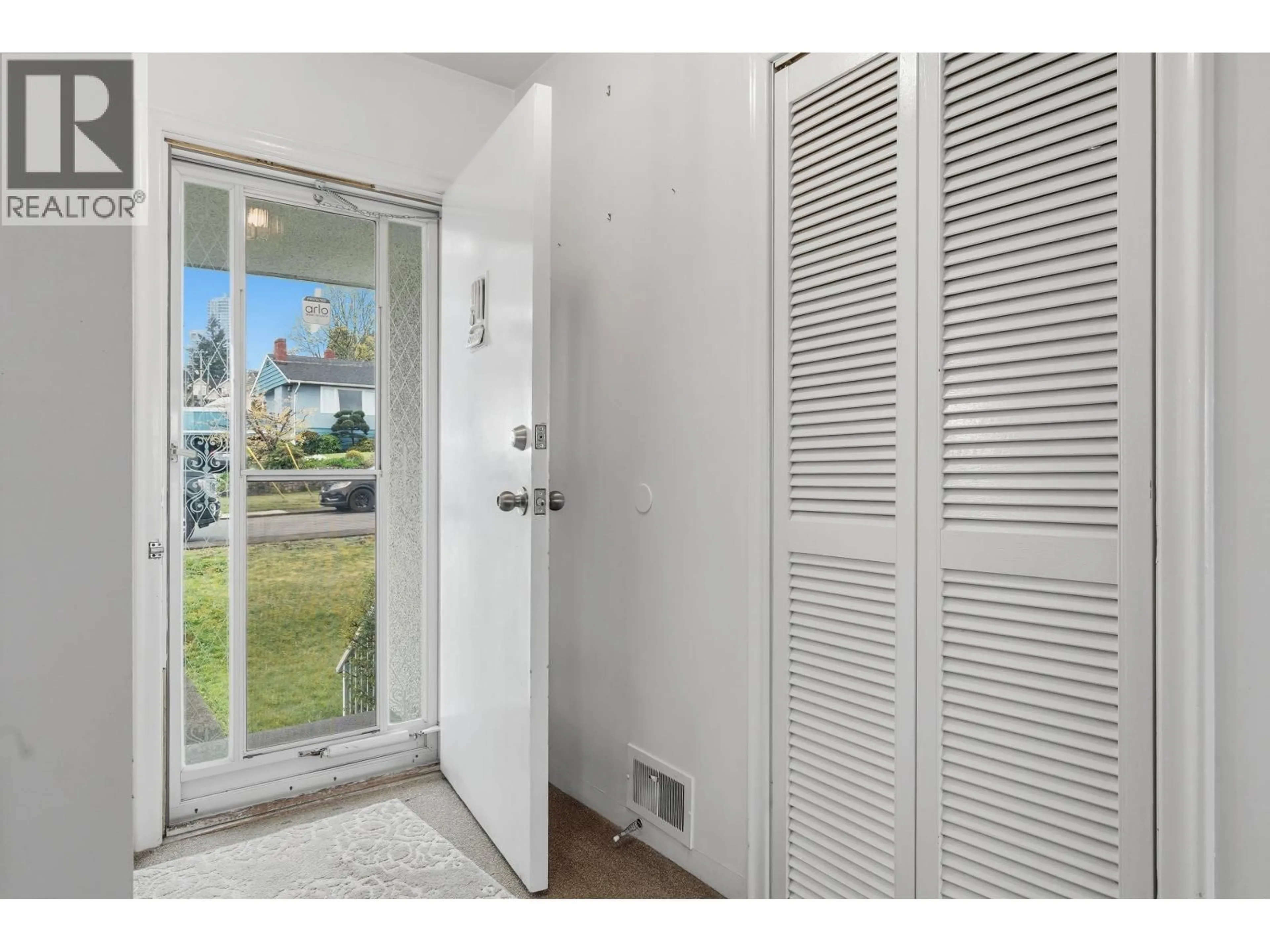 Indoor entryway for 4465 PRICE CRESCENT, Burnaby British Columbia V5G2N5