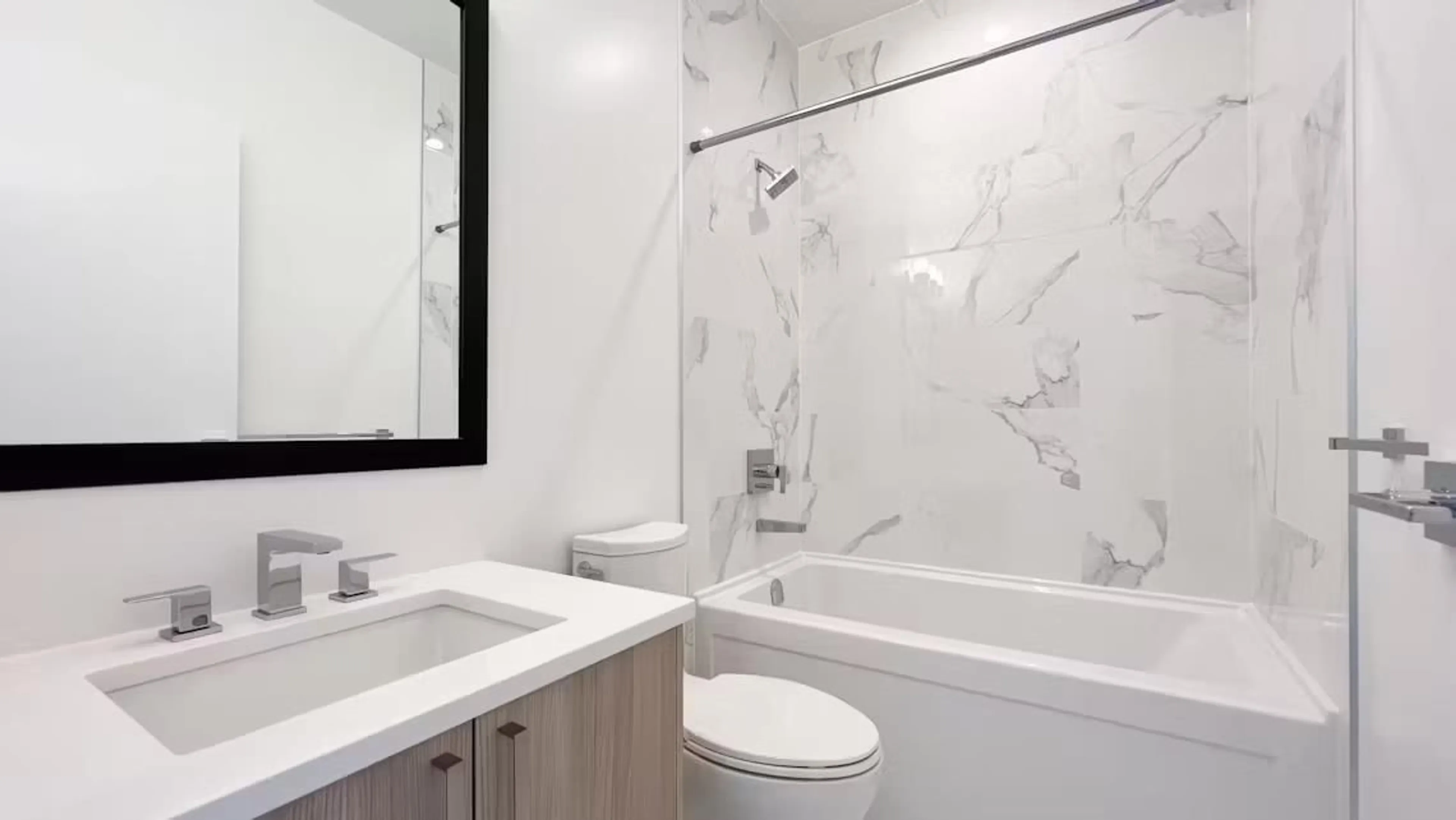 Standard bathroom, ceramic/tile floor for 4105 - 13350 CENTRAL AVENUE, Surrey British Columbia V3T0S1