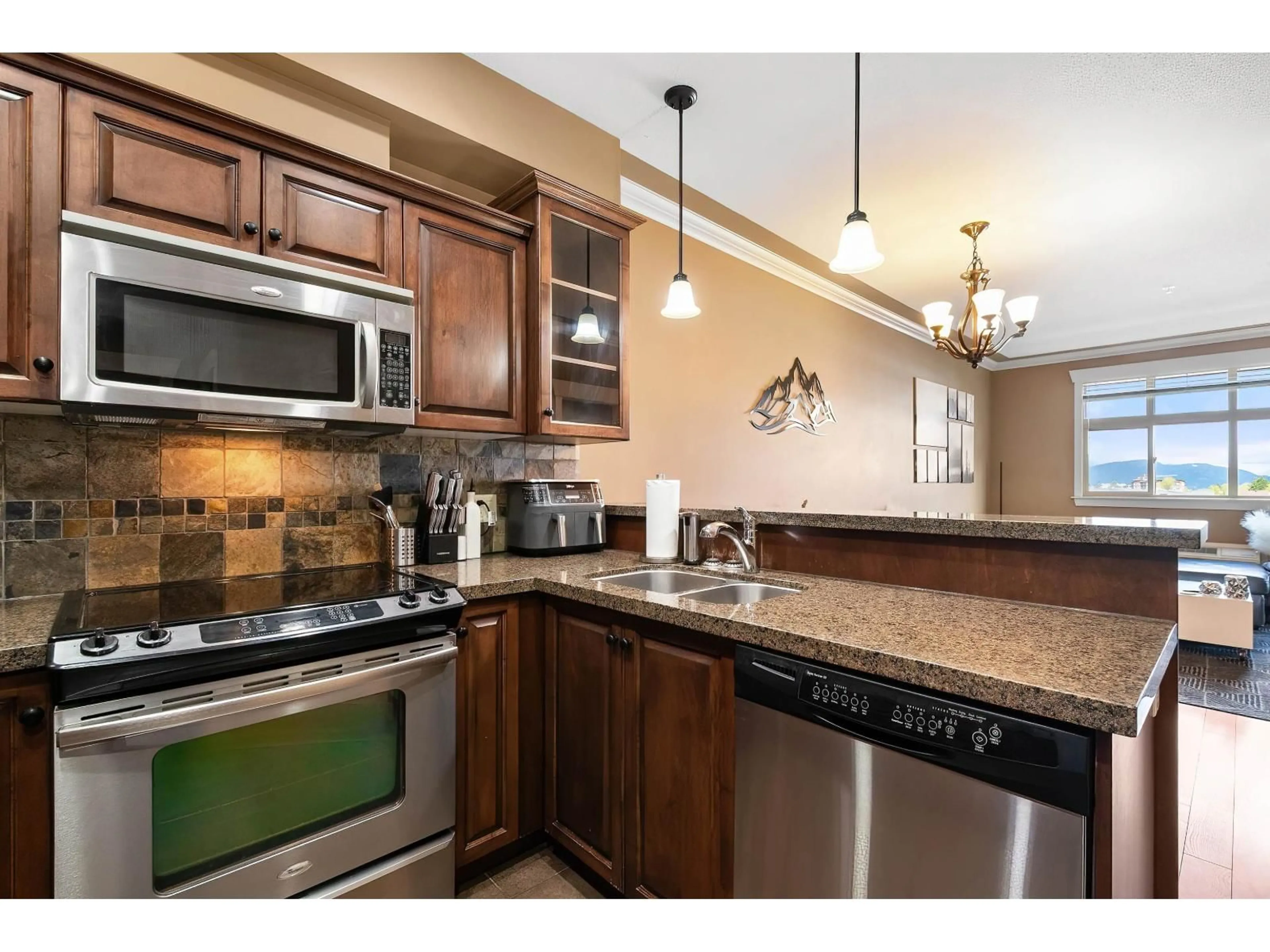 Open concept kitchen, ceramic/tile floor for 207 - 45893 CHESTERFIELD AVENUE, Chilliwack British Columbia V2P1M5