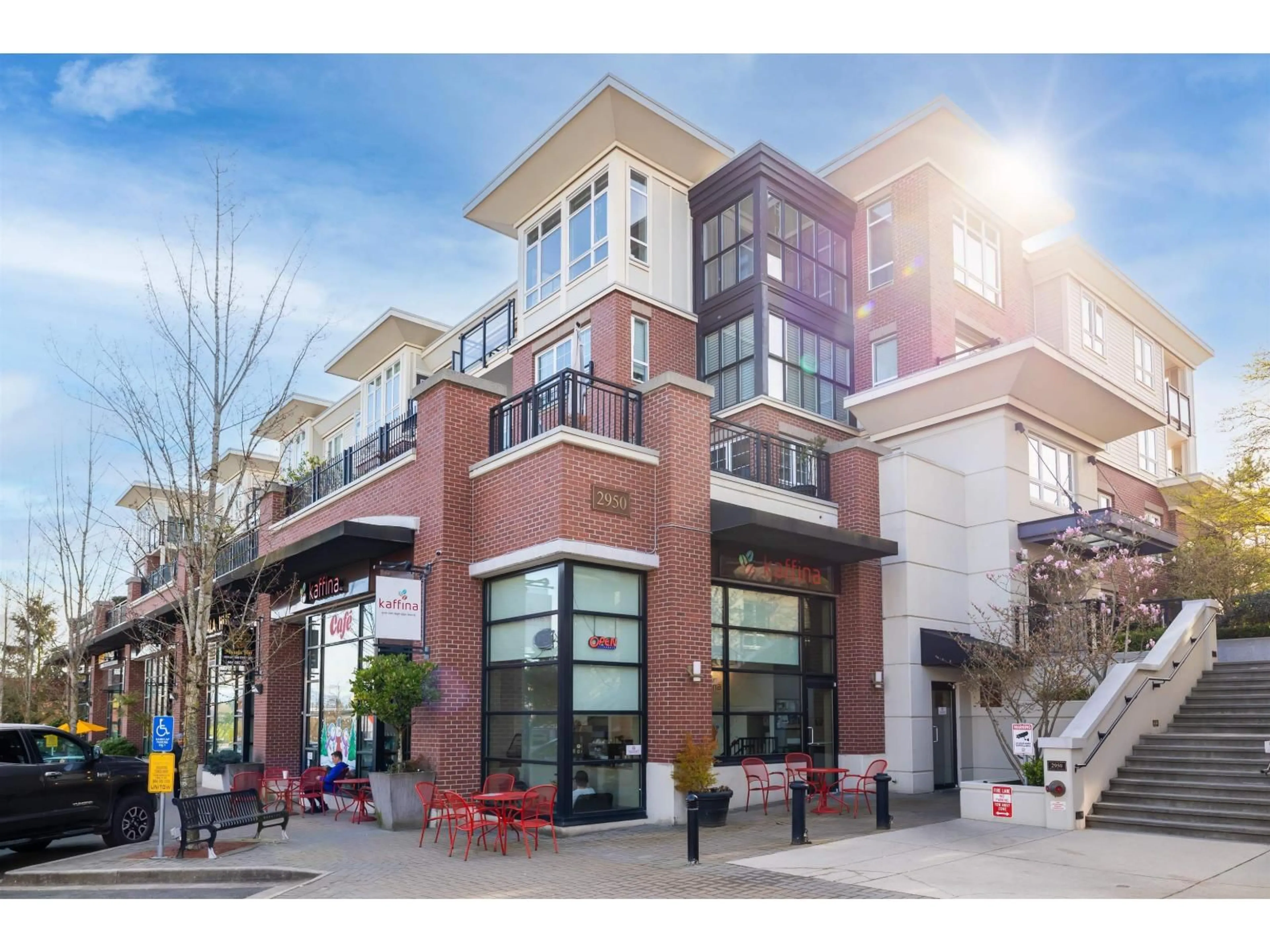 Patio, street for 402 - 2950 KING GEORGE BOULEVARD, Surrey British Columbia V4P0E5