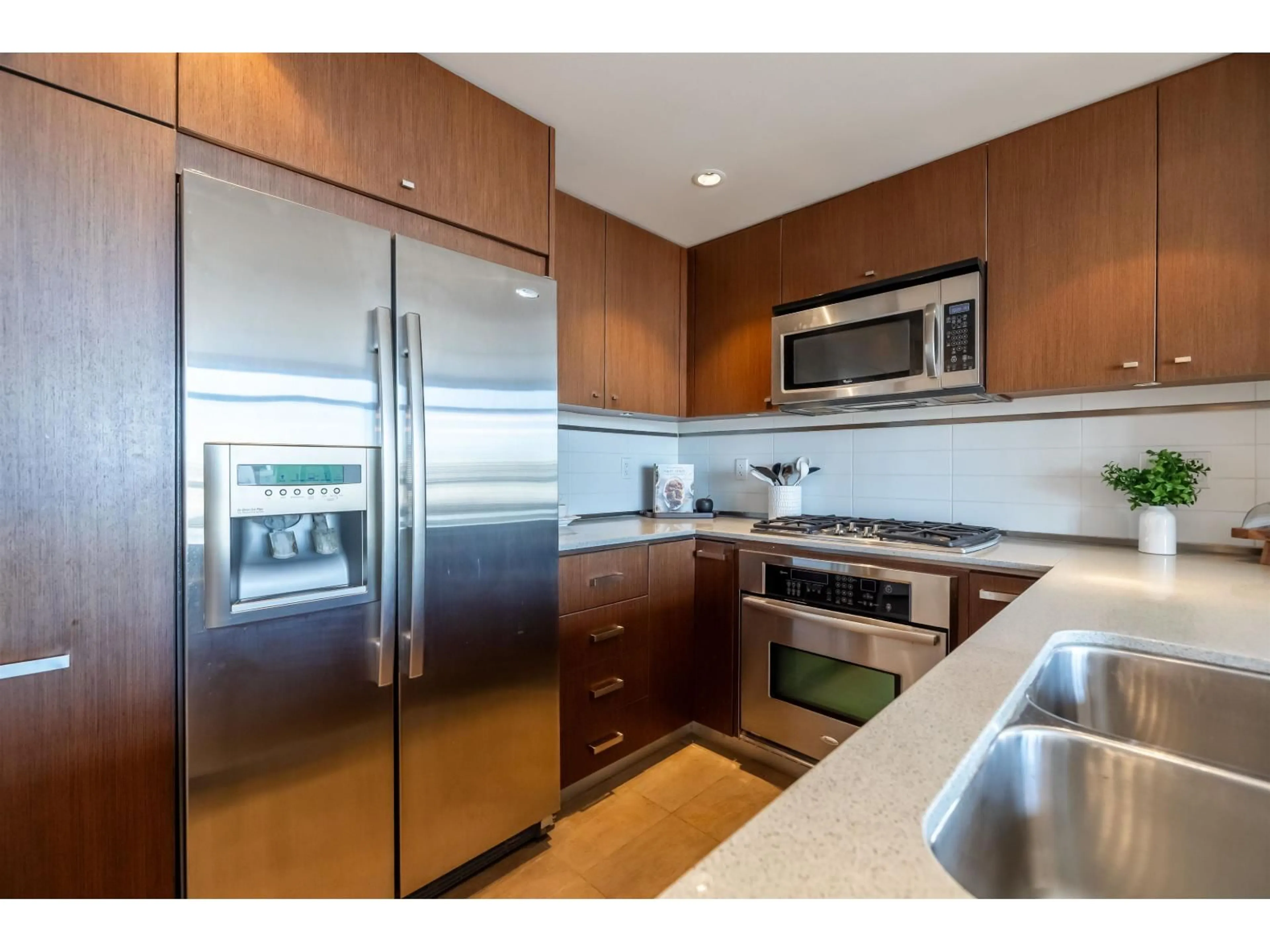 Standard kitchen, unknown for 402 - 2950 KING GEORGE BOULEVARD, Surrey British Columbia V4P0E5