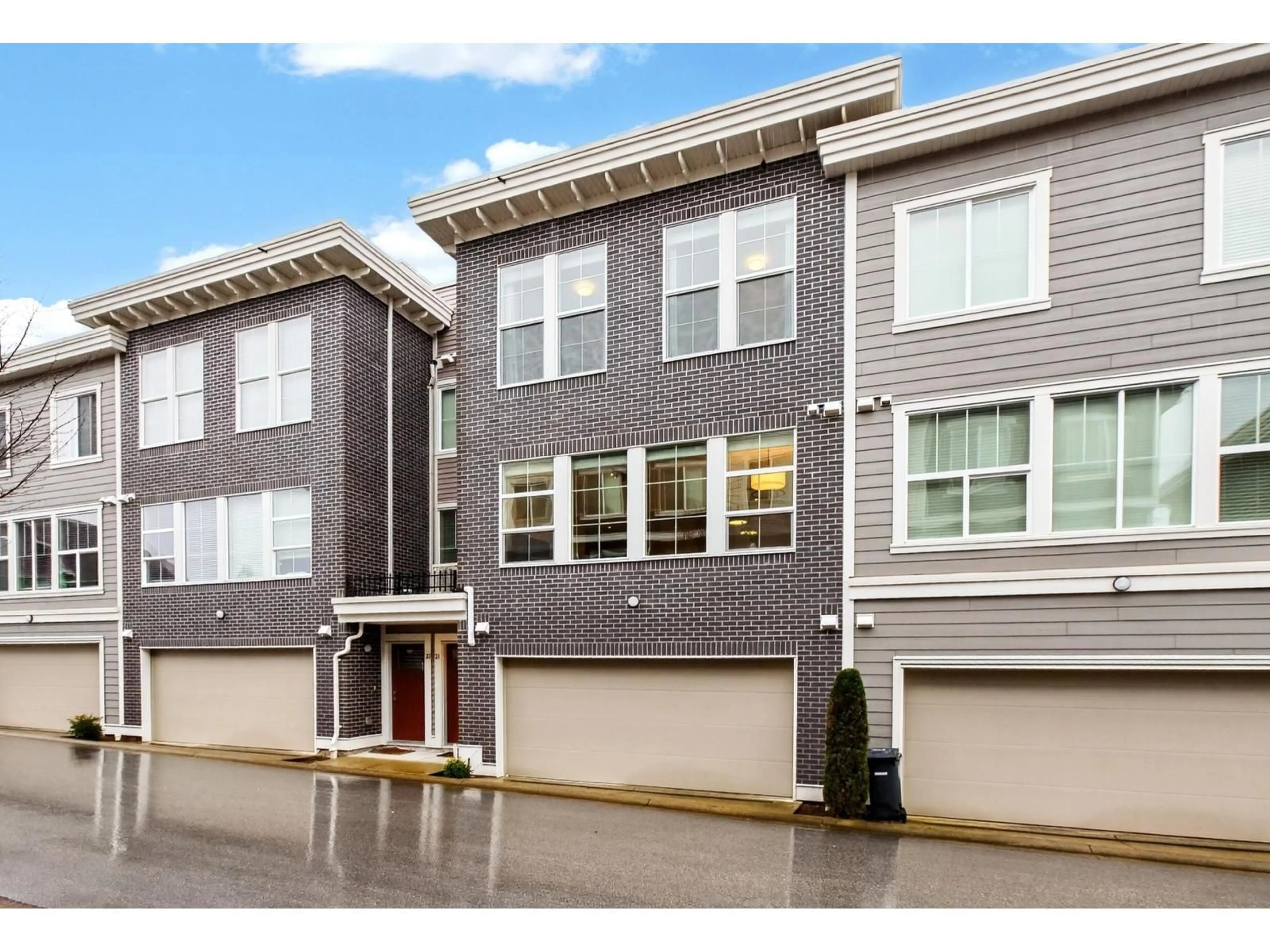 Home with vinyl exterior material, street for 21 - 8371 202B STREET, Langley British Columbia V2Y4K6