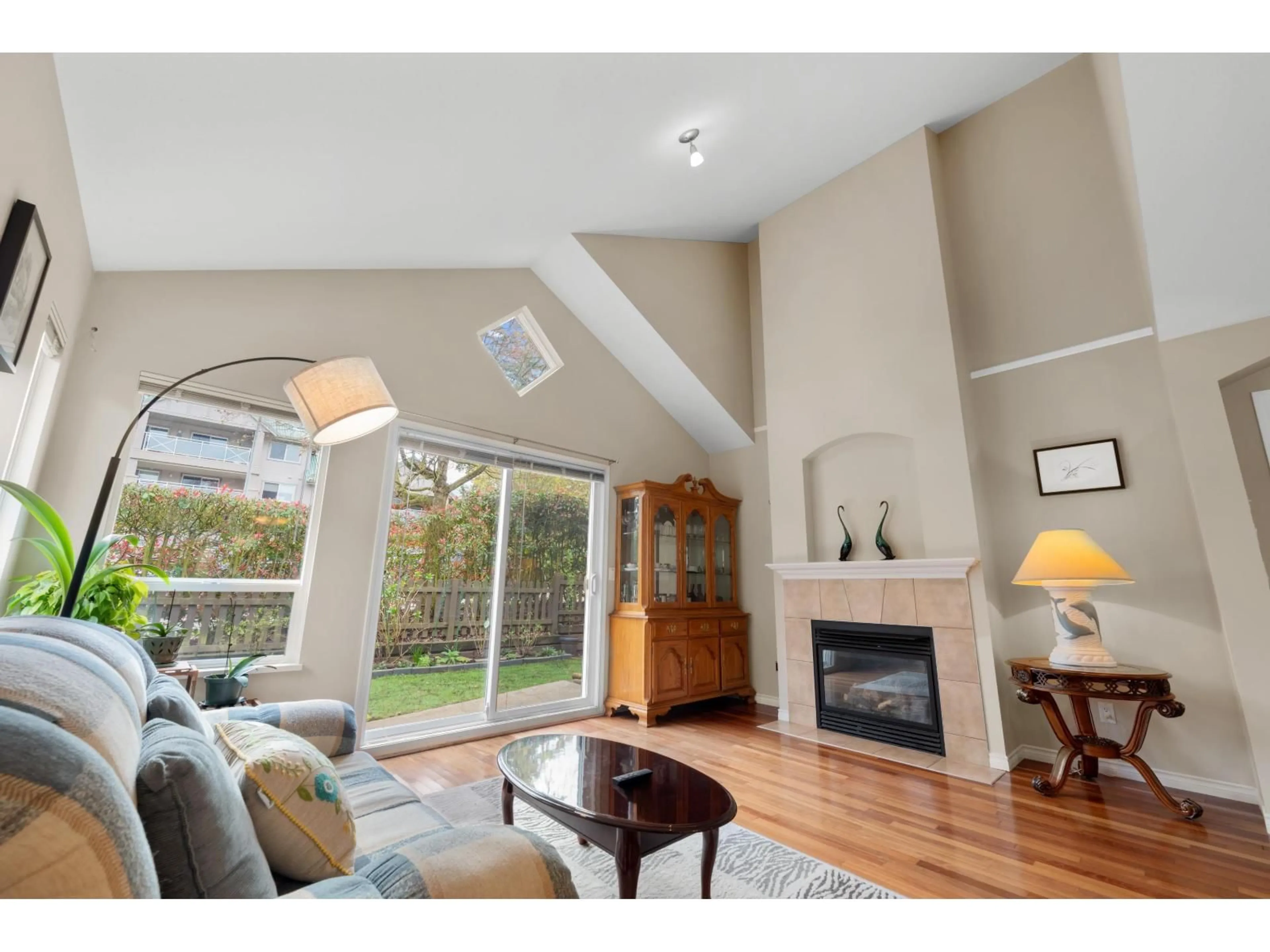 Living room with furniture, wood/laminate floor for 62 - 15133 29A AVENUE, Surrey British Columbia V4P3G4