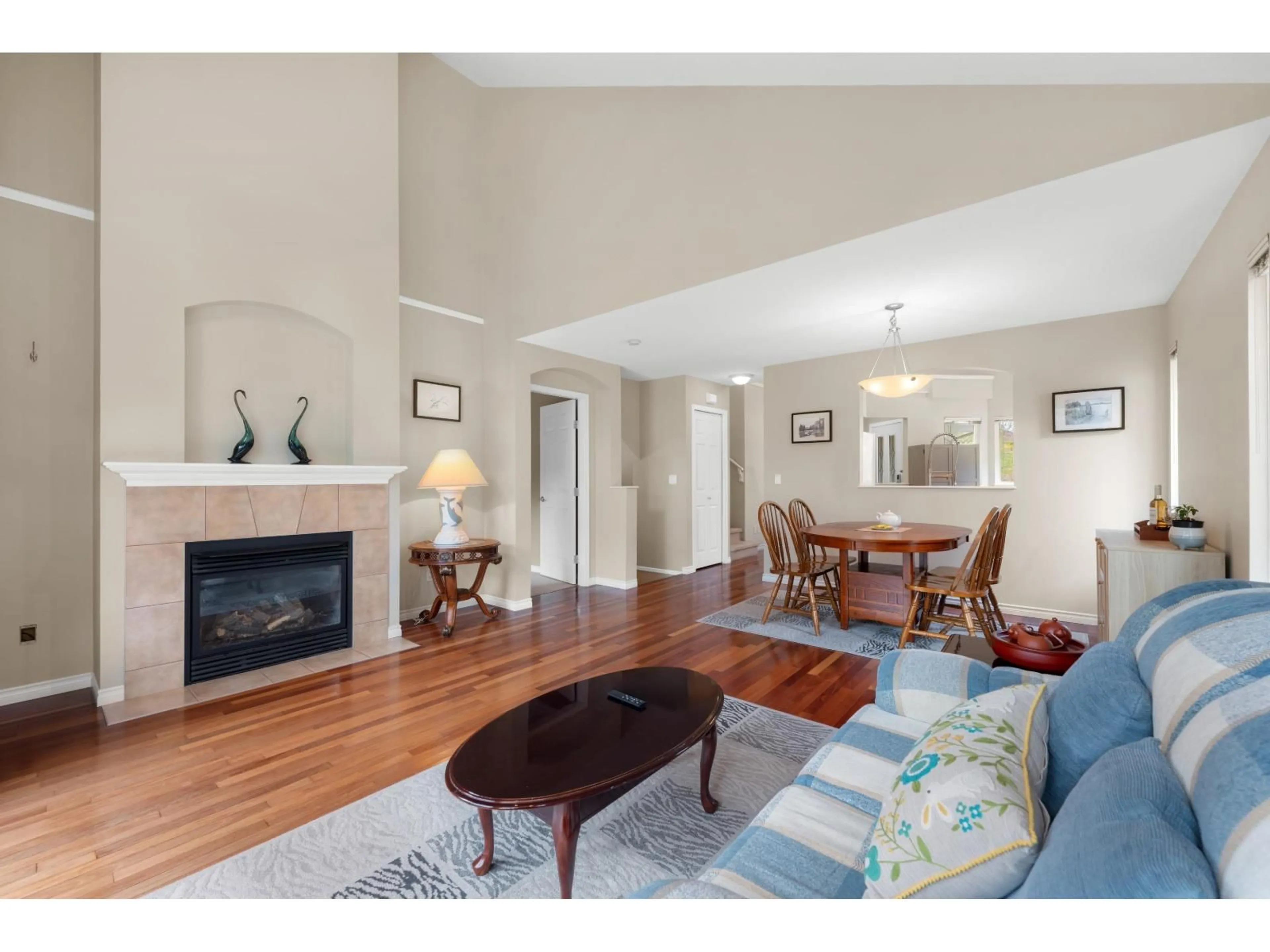 Living room with furniture, wood/laminate floor for 62 - 15133 29A AVENUE, Surrey British Columbia V4P3G4