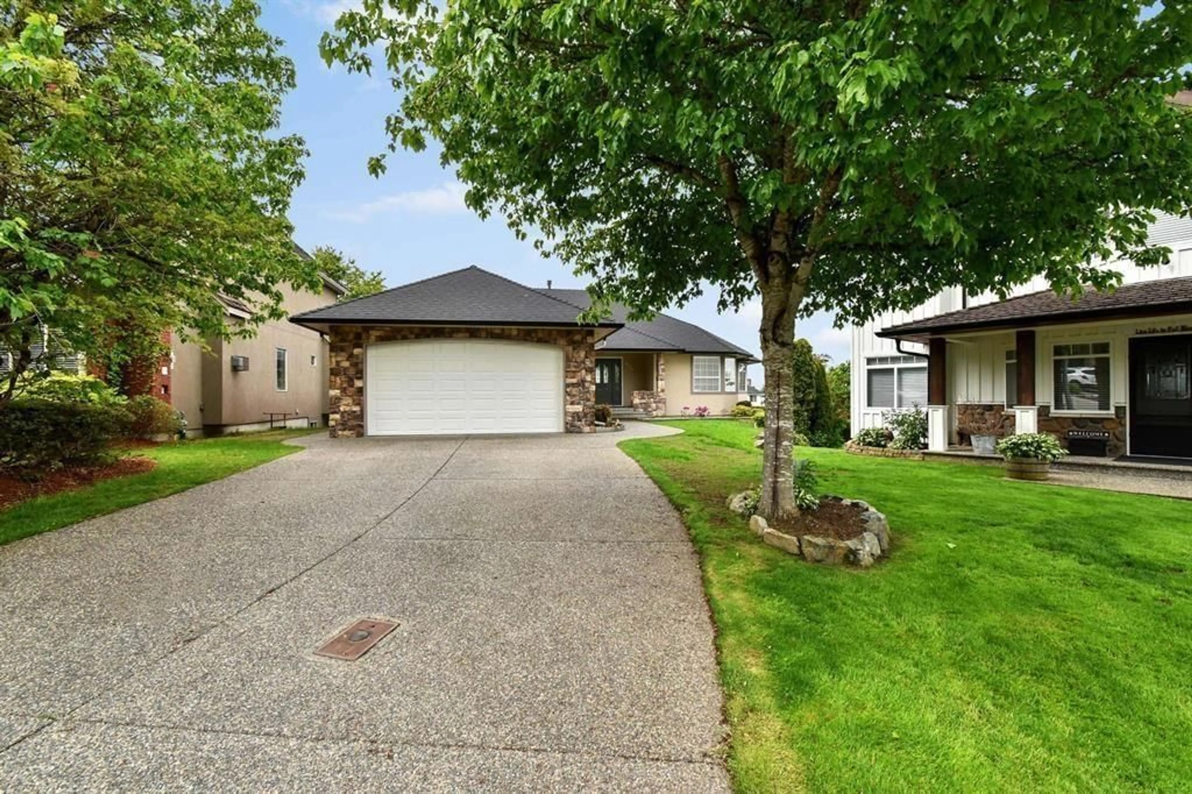 Home with vinyl exterior material, street for 2389 ORCHARD PLACE, Abbotsford British Columbia V3G2B4