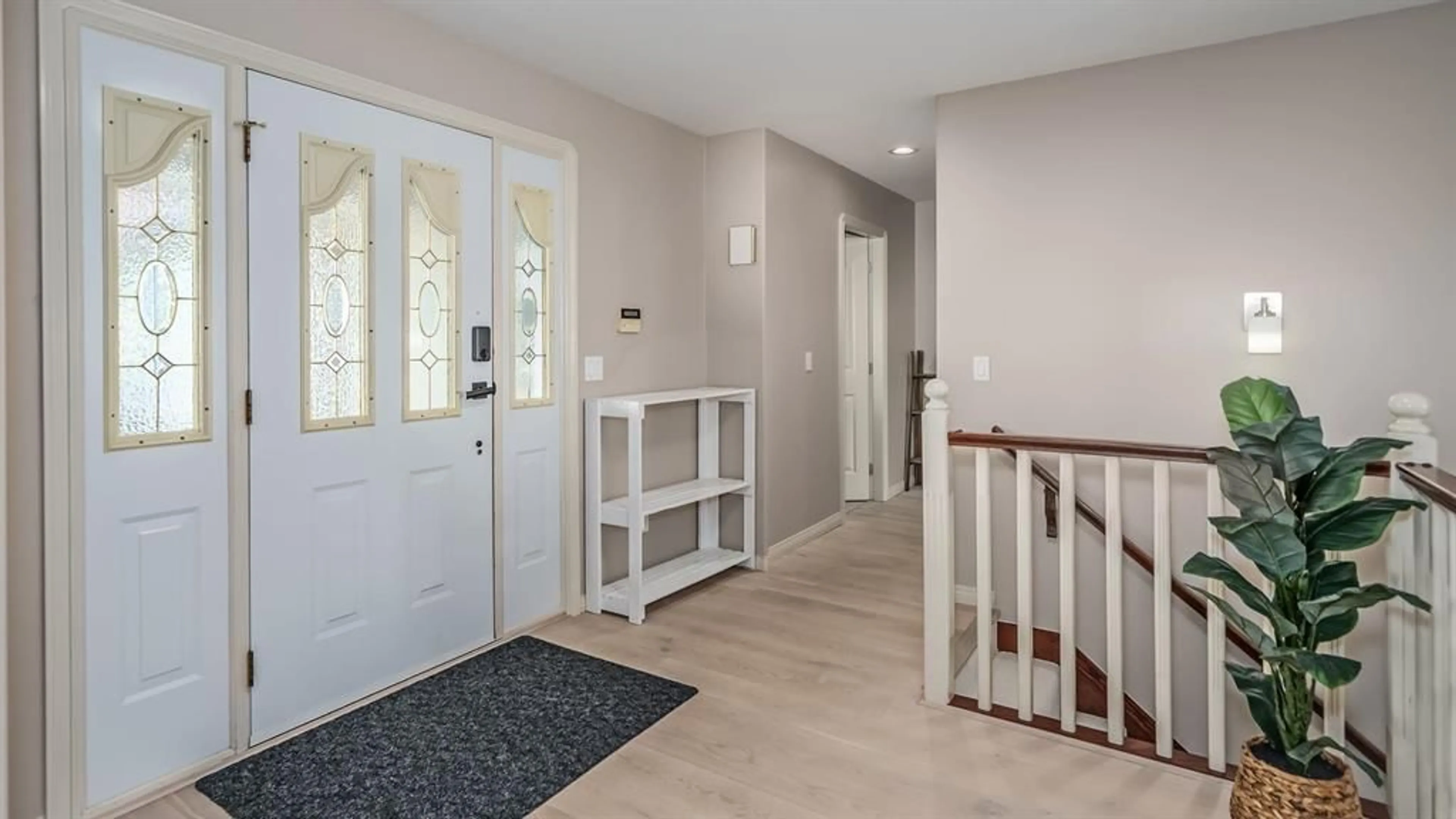 Indoor entryway for 2389 ORCHARD PLACE, Abbotsford British Columbia V3G2B4