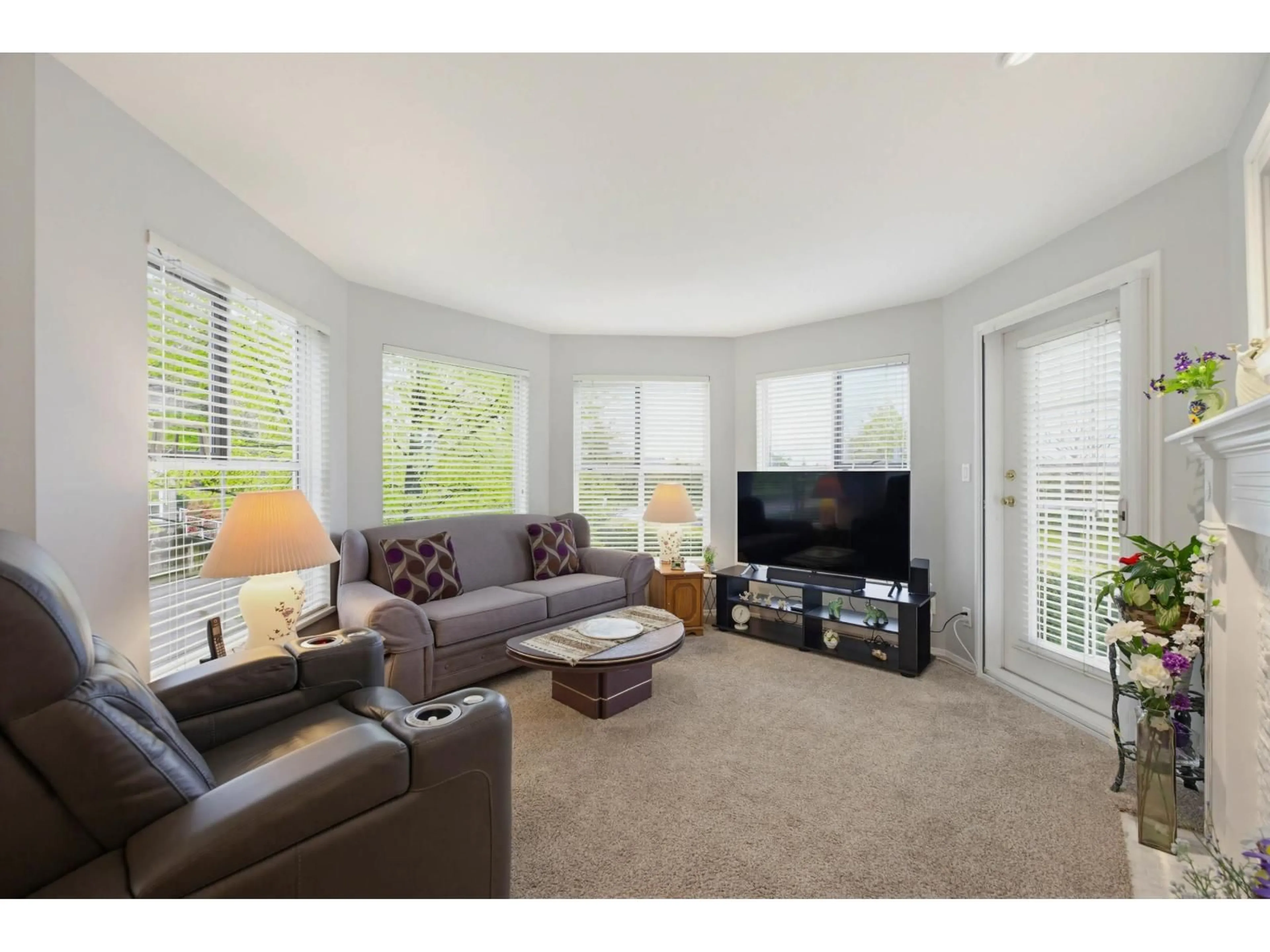 Living room with furniture, unknown for 206 - 15150 108 AVENUE, Surrey British Columbia V3R0V1