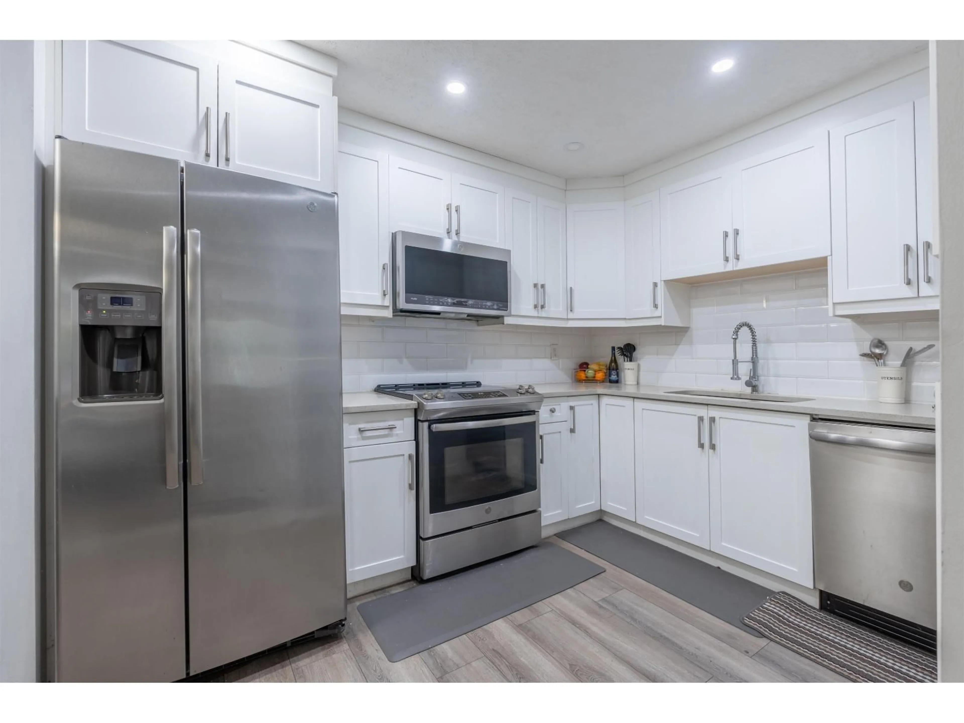 Unknown for 115 - 10698 151A STREET, Surrey British Columbia V3R8T5