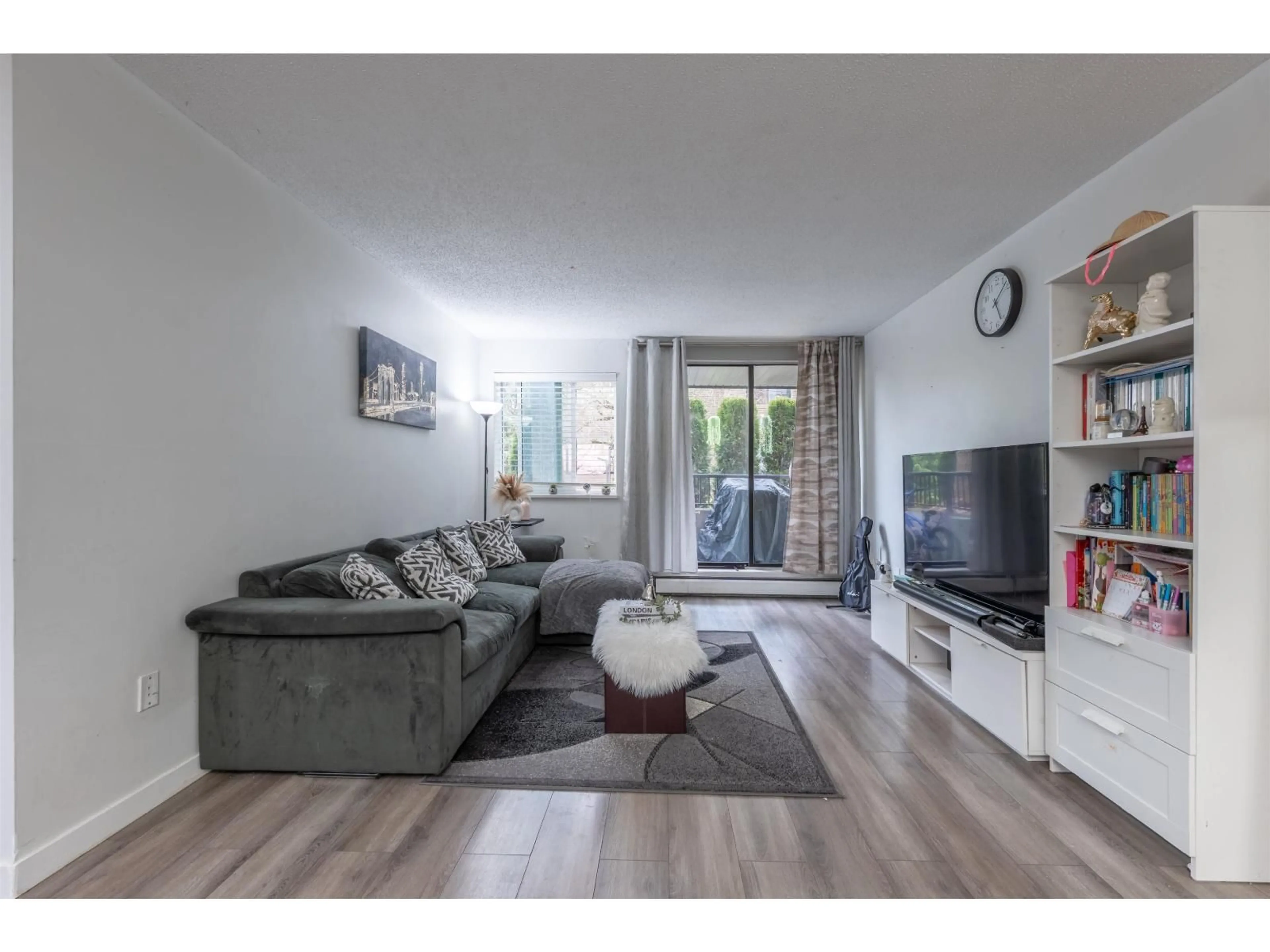 Living room with furniture, wood/laminate floor for 115 - 10698 151A STREET, Surrey British Columbia V3R8T5