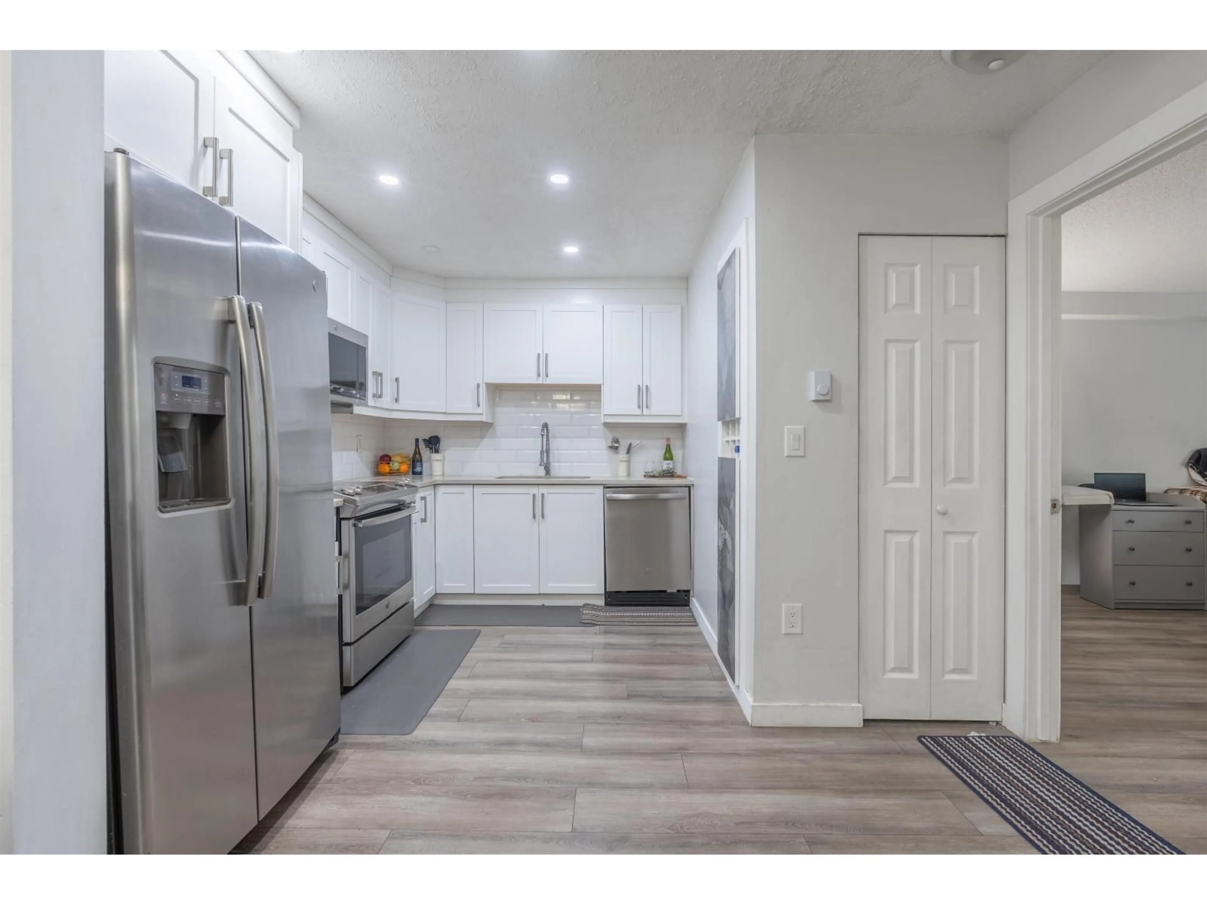Standard kitchen, unknown for 115 - 10698 151A STREET, Surrey British Columbia V3R8T5