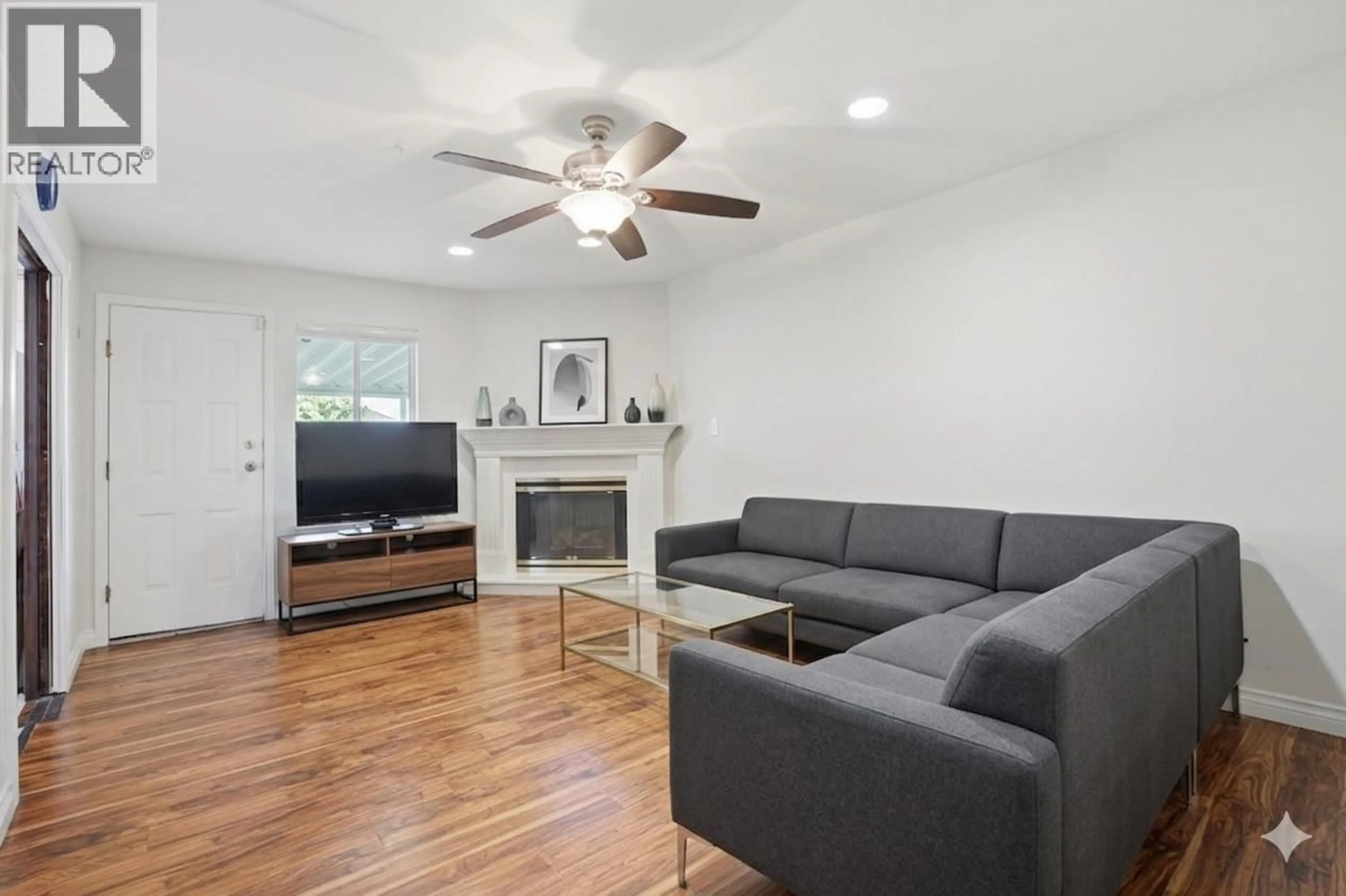 Living room with furniture, wood/laminate floor for 716 CRANE PLACE, New Westminster British Columbia V3M6P5