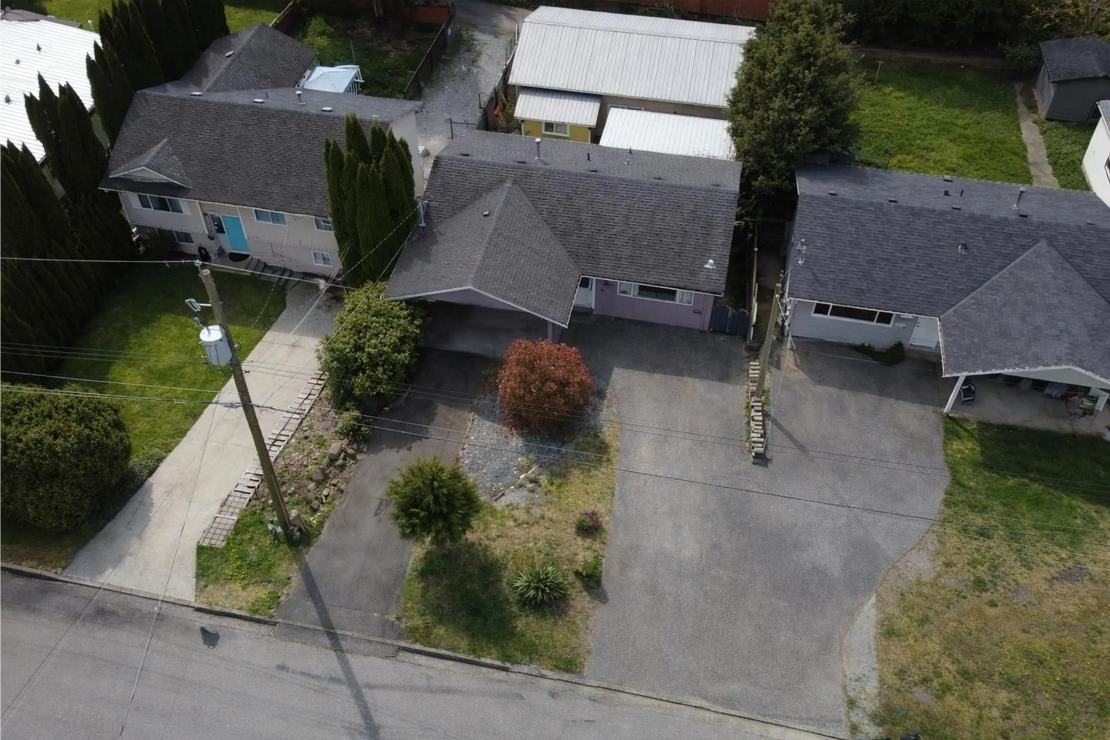 A pic from outside/outdoor area/front of a property/back of a property/a pic from drone, street for 32720 ADAMS AVENUE, Mission British Columbia V2V2S1