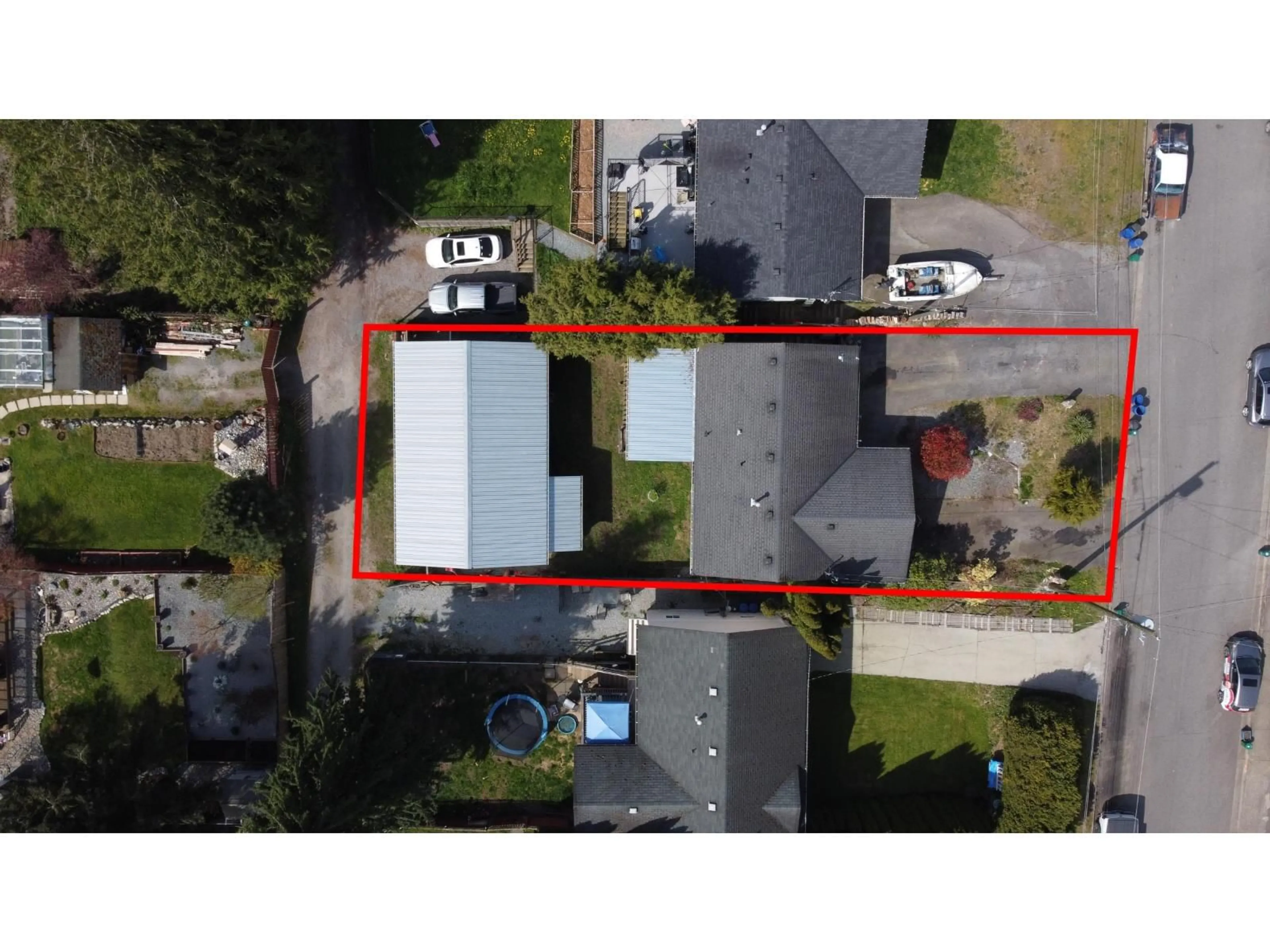 A pic from outside/outdoor area/front of a property/back of a property/a pic from drone, street for 32720 ADAMS AVENUE, Mission British Columbia V2V2S1