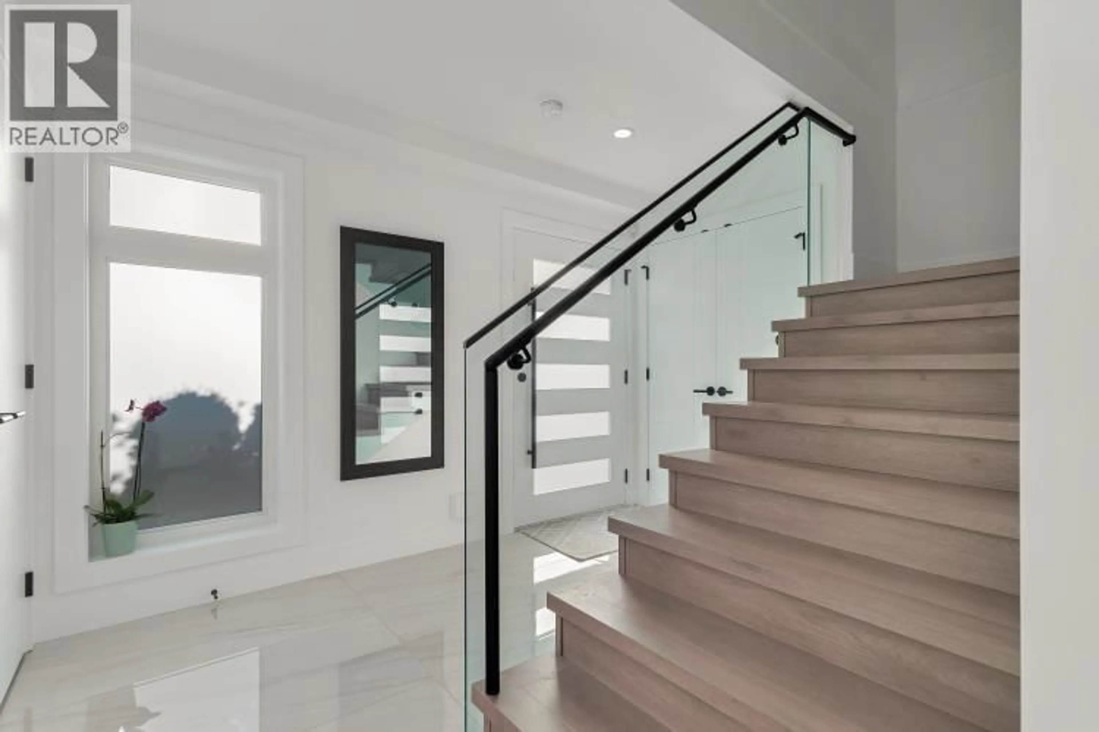 Stairs for 1012 AUGUSTA AVENUE, Burnaby British Columbia V5A2V4