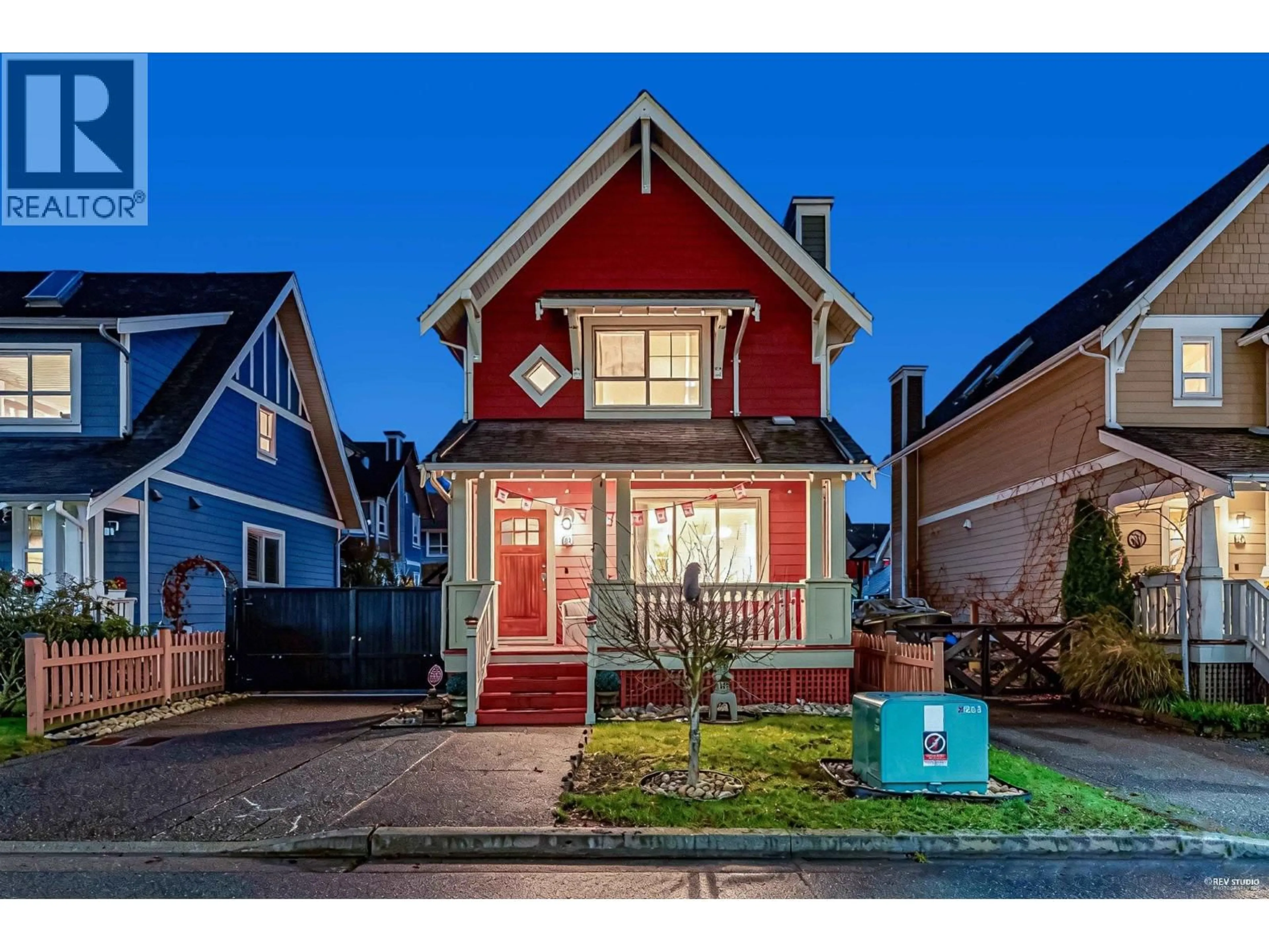Home with brick exterior material, street for 270 HOLLY AVENUE, New Westminster British Columbia V3M0B3