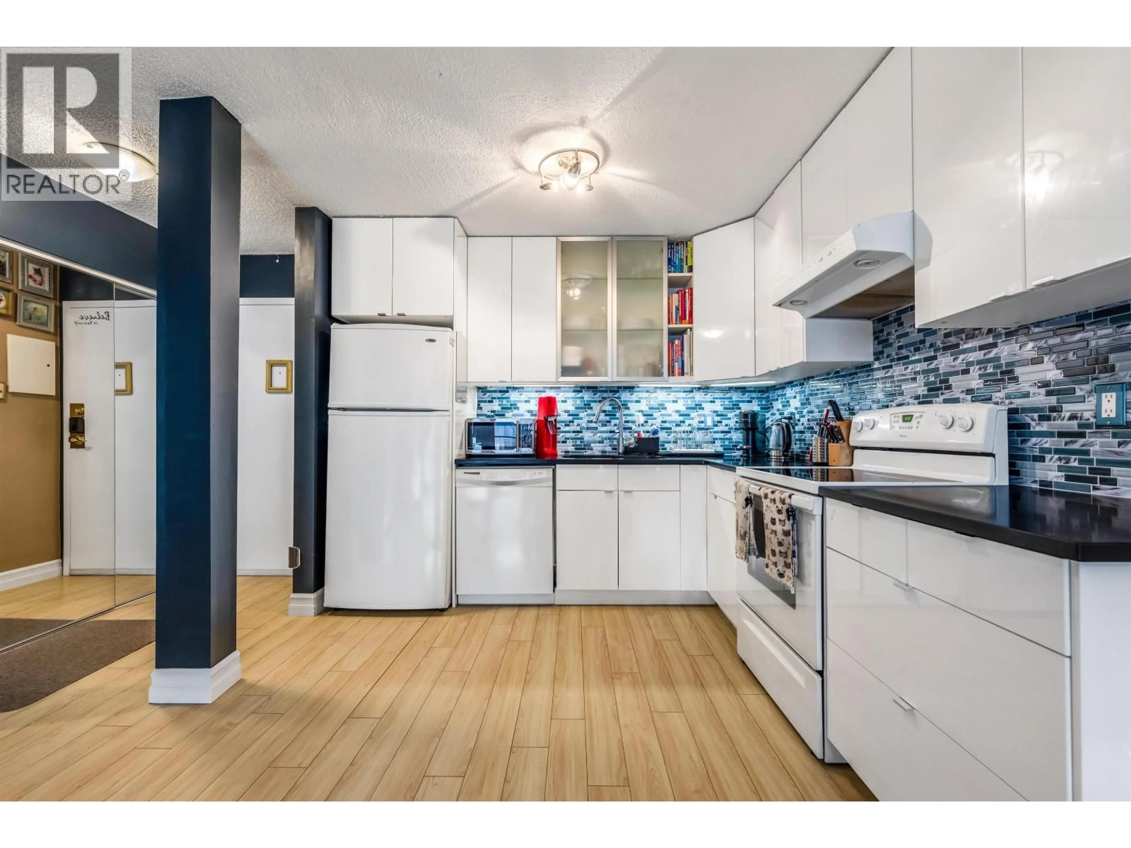 Standard kitchen, unknown for 208 - 808 8 AVENUE, Vancouver British Columbia V5T1T5